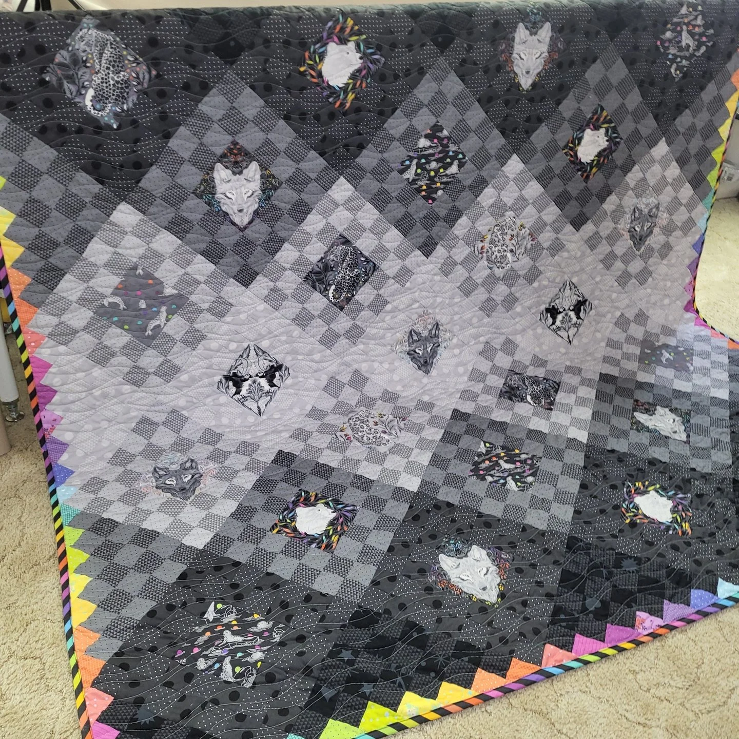 This quilt came together pretty quickly, and with some strip piecing and creative seam nesting, it turned out so well!!

I love how dynamic the monochromatic palette of the @tulapink Greywork collection is on its own, and when it's accented with thos