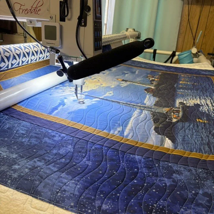 It's Freddie Friday!!🎉🎉 

Bev made this beautiful panel quilt and left all the decisions regarding its quilting to me! I had so much fun picking out a pantograph that complimented the panel without competing!

For the thread, I used Steel Blue, whi