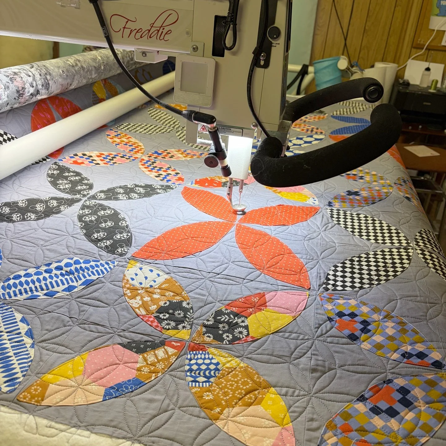 It's Freddie Friday!! 🎉🎉 

Here is Padma's amazing orange peel quilt while it's on the longarm frame! I love that she chose an intricate orange peel pantograph to accentuate the orange peel quilt design!

Maker: Padma @rubialespadma

#freddiefriday
