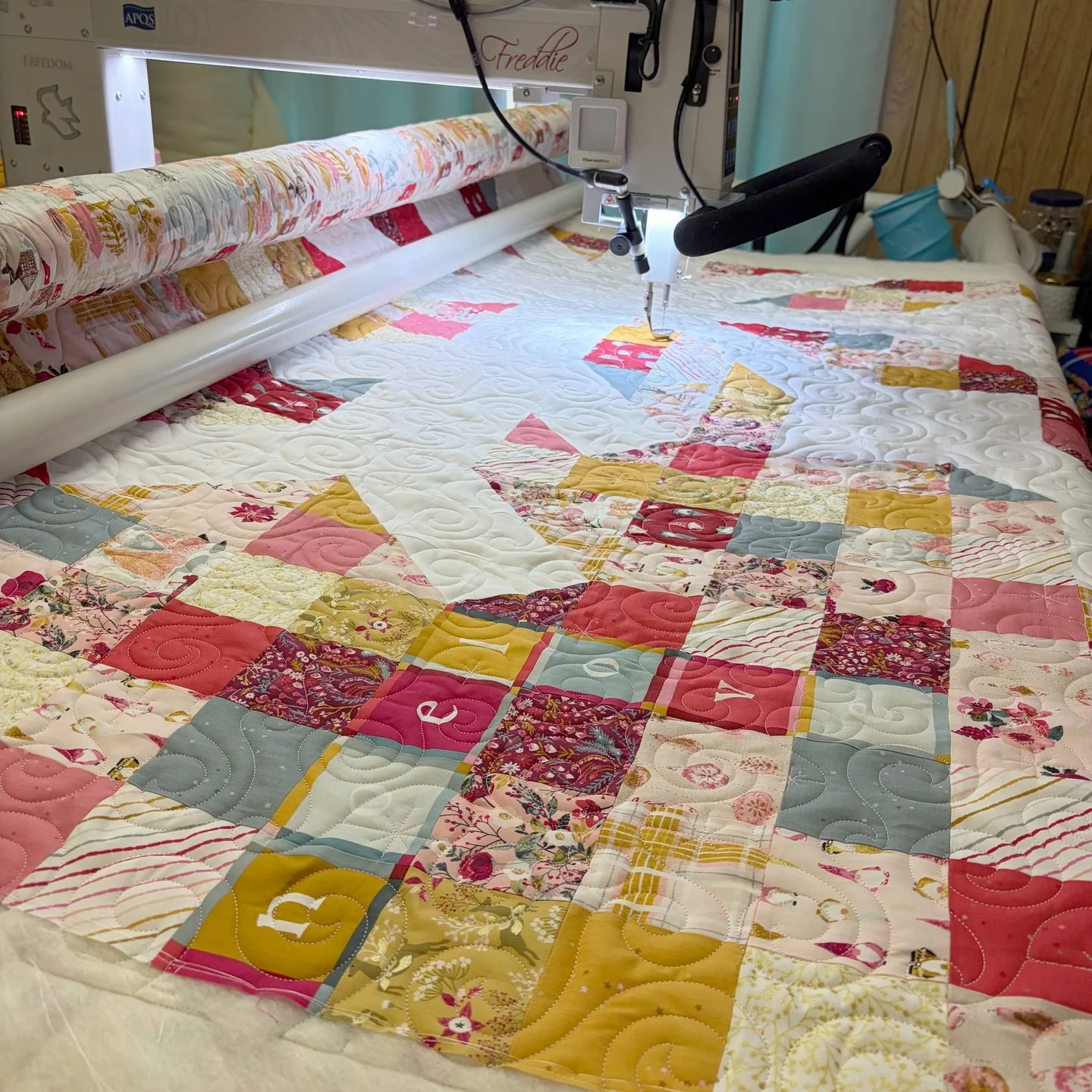 It's Freddie Friday!! 🎉🎉 

Julie is a new client who sent over this amazing snowflake quilt! I love the colors and that bold snowflake design!

For the quilting, Julie picked a light pink thread and it looks so good on her quilt!

Quilt: Modern Sno