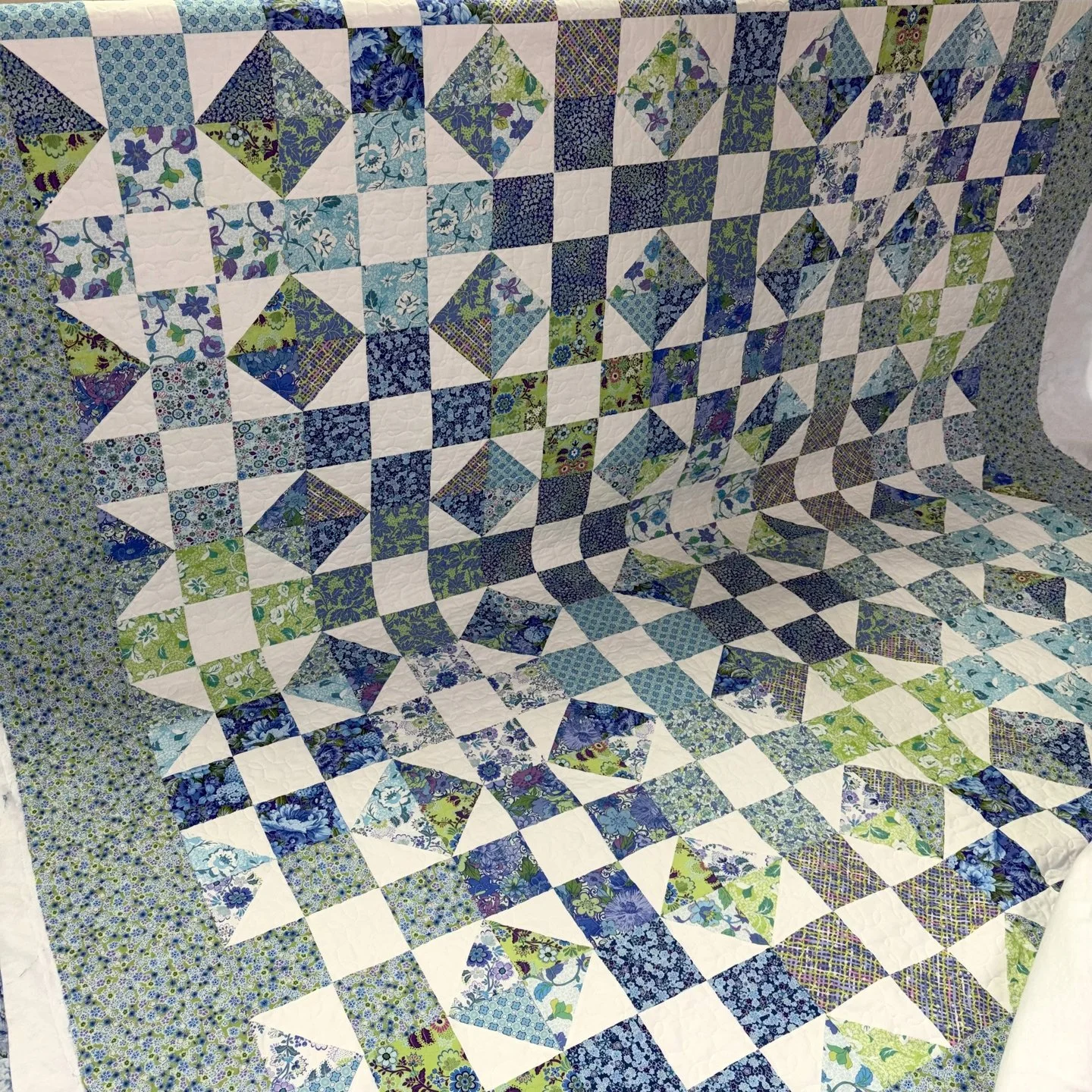 More photos of Jeanne's beautiful Sea Glass quilt!

The color palette is so soothing and one of my favorite parts of the quilt are those wide borders! It frames the whole quilt so beautifully!!

I also love the secondary semi-circular pattern that em