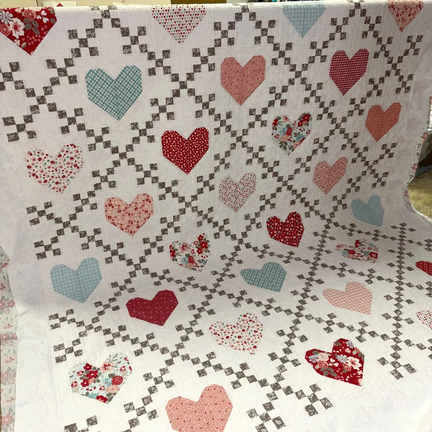 Janet sent this amazing Heirloom Hearts quilt to me to quilt!

I know from experience that those Irish Chain blocks take some resolve, but Janet handled this one beautifully!!

I love the addition of aqua to a Valentine-themed palette! Scroll slowly 