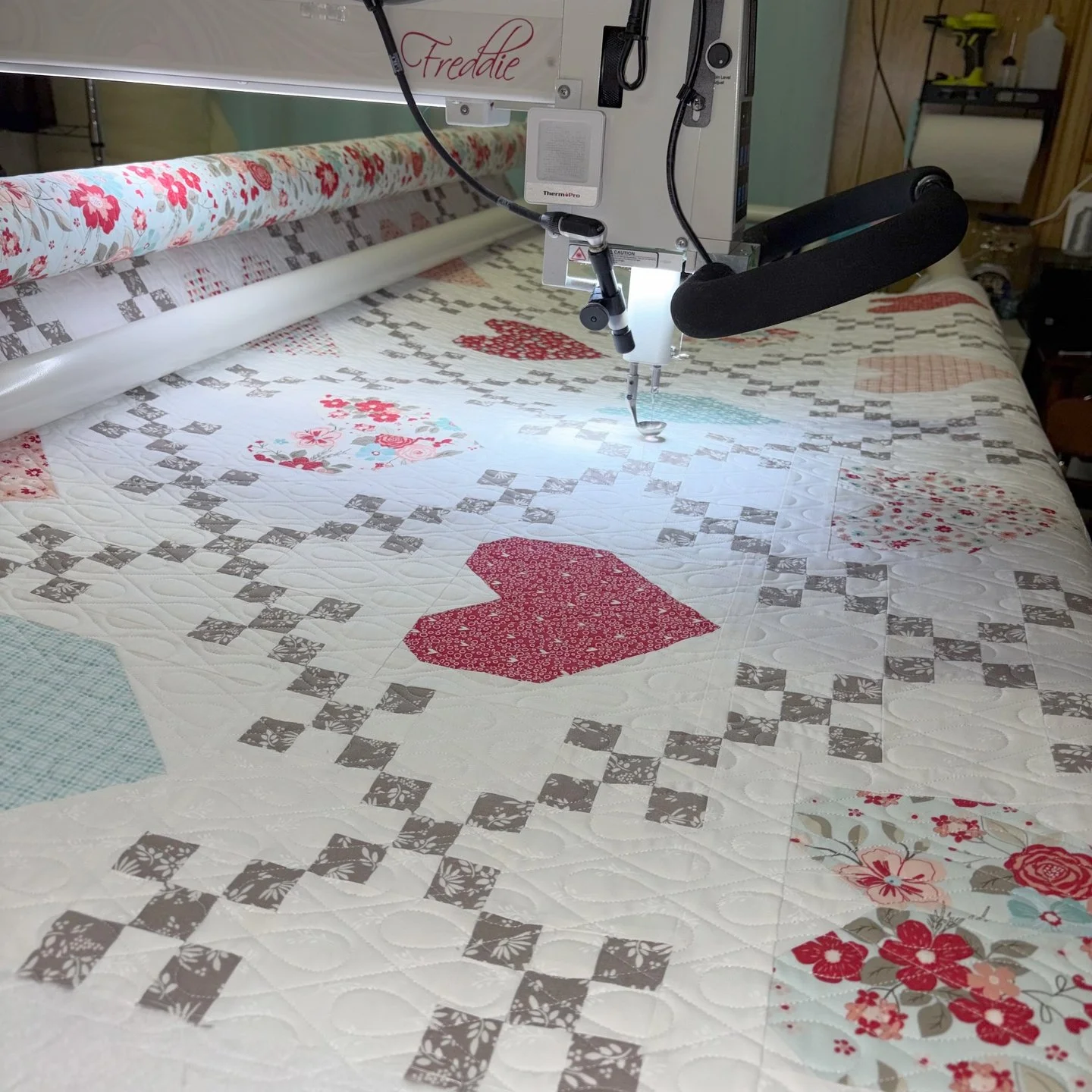 Janet and I talked through a few different pantographs for her Heirloom Hearts quilt before landing on Wishbone. After that, we looked at a few different sizes of it before landing on the one I used for quilting. The result? A perfect pairing!

So mu