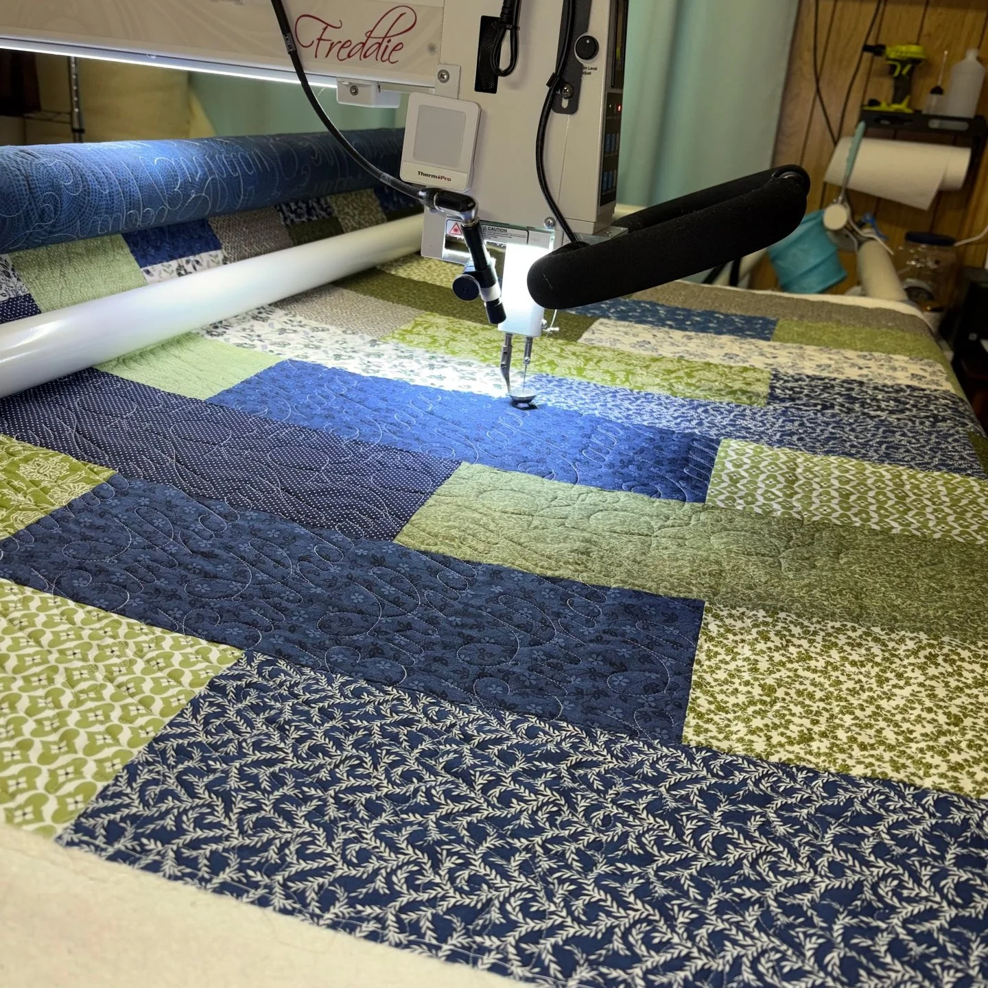 It's Freddie Friday!! 🎉 🎉 

I will never, ever, tire of this view! I love seeing the quilt on the frame, especially after some quilting has been done!

This is Shannon's amazing quilt that she dropped off for me to quilt recently! If you are dying 