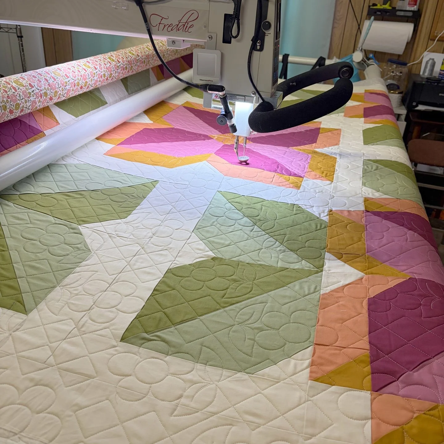 Look at all that quilty texture!!

The Gingham Posies pantograph suits Johanna's quilt so well! I love how the geometry of the panto and the piecing interact!

Plus, that floral backing is a PERFECT match to the front of the quilt!

Quilt: Sunny Bloo