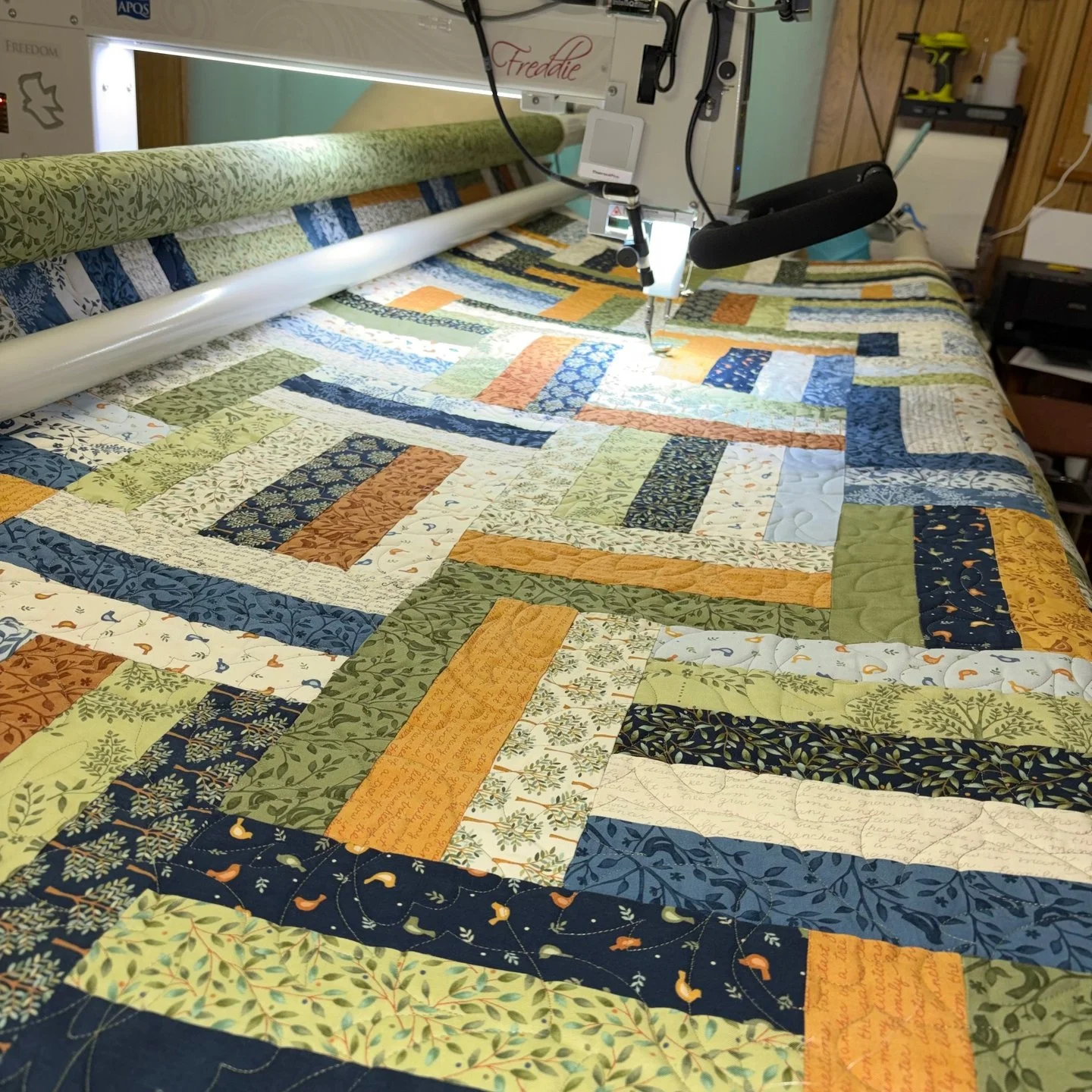 It's Freddie Friday!! 🎉🎉

Dusty recently dropped off this quilt and I loved getting to quilt it for her! I love how the design of the quilt really showcases the printed fabrics! Plus, I can't quite "see" the way the quilt goes together, w
