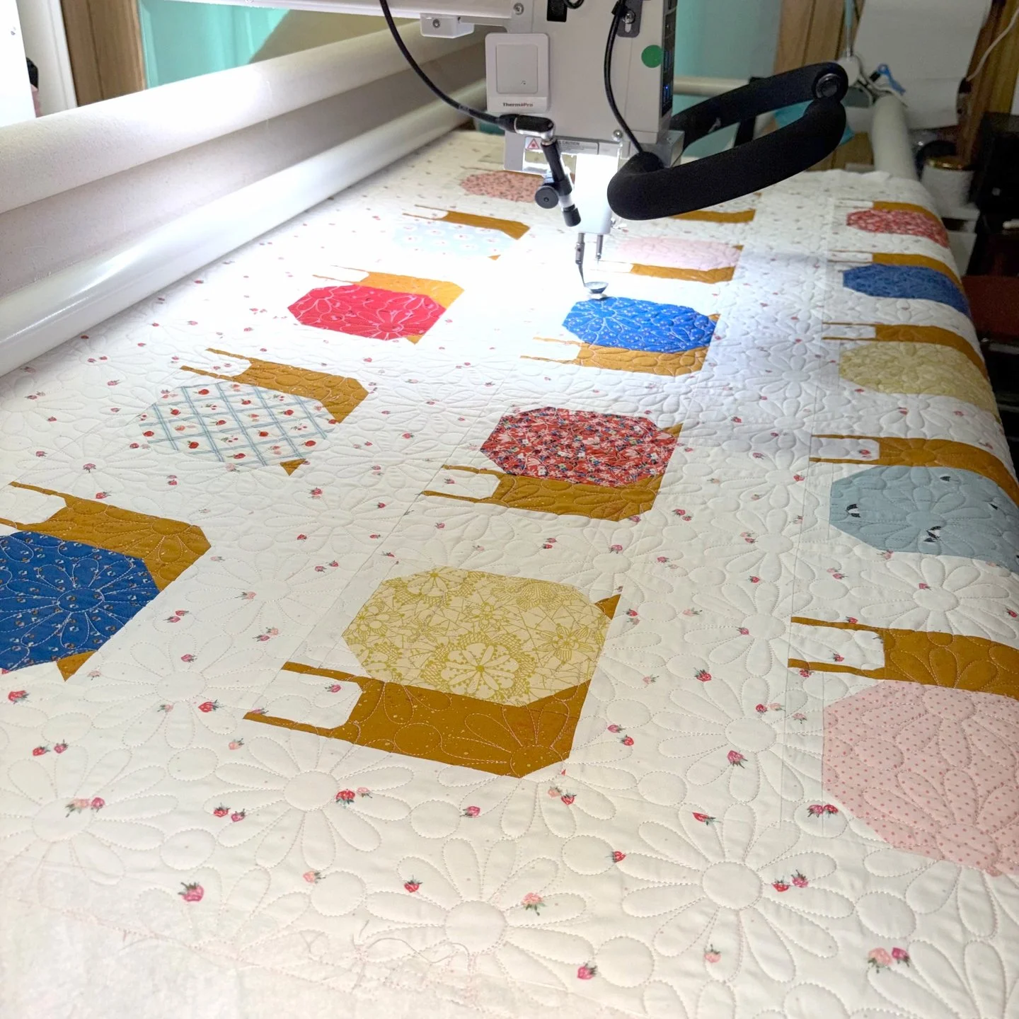It's Freddie Friday!! 🎉 🎉

Jenny made this adorable Garden Snails quilt and I just love it!

She chose a light pink thread and daisies for the quilting, and it looks amazing!

Maker: Jenny @labizarra_jenny
Pantograph: Retro Daisy

#freddiefriday #p