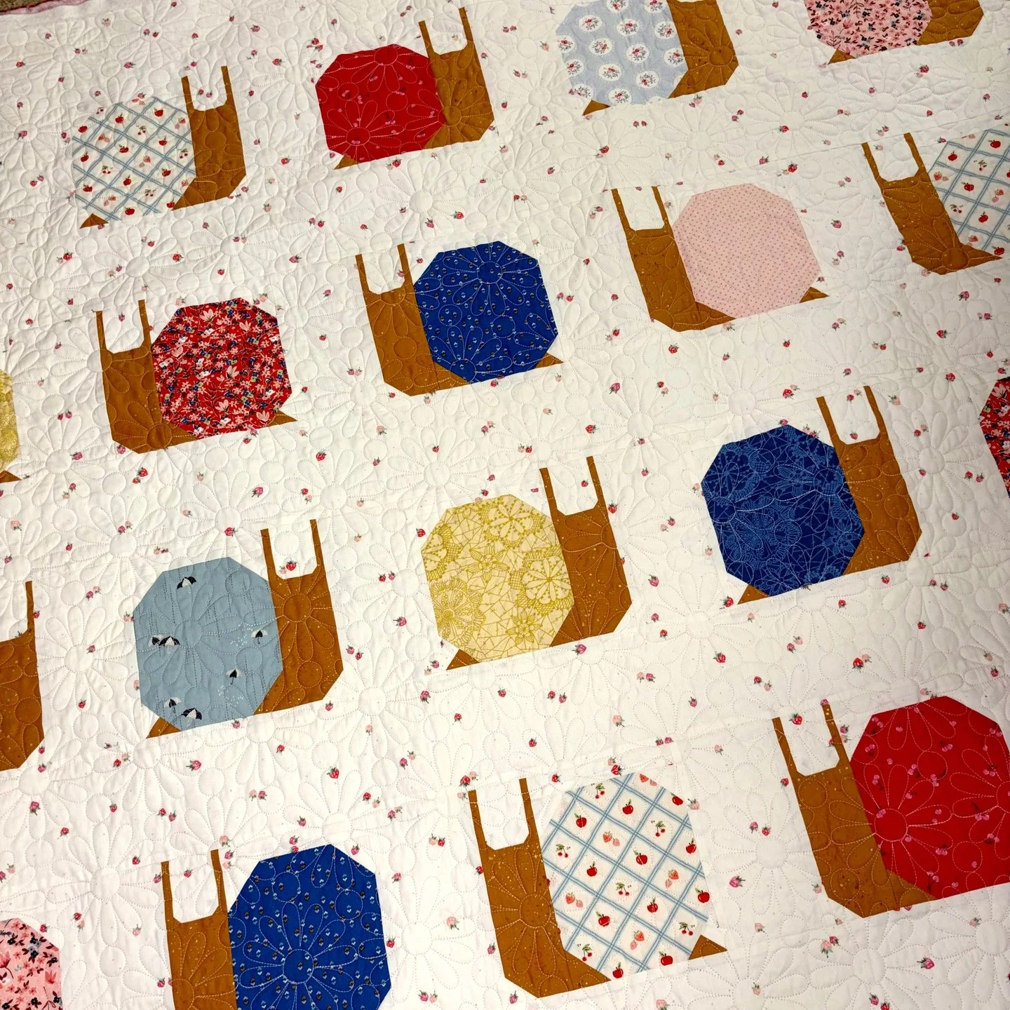 This is one of the most adorable quilts I've ever seen! I made a Garden Snails quilt myself, and it's such a cute pattern! Snails aren't my favorite animal, but the quilty version is definitely a contender!

One of my favorite things about this quilt