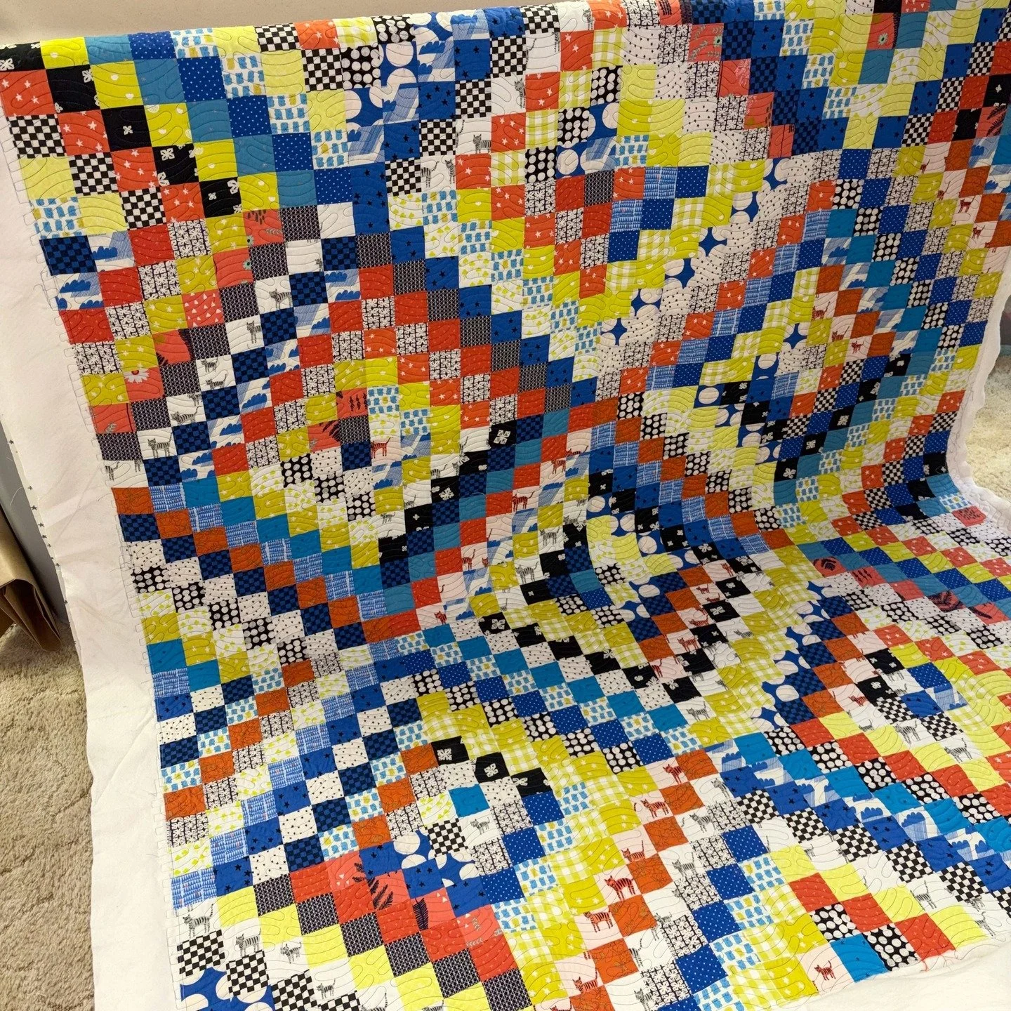 A fun Trip Around the World quilt! I love the bold colors and the little tigers peeking in and out of the patchwork!

Jenny chose Radio Waves for the quilting and I love how it looks on her quilt!

Maker: Jenny @labizarra_jenny
Pantograph: Radio Wave