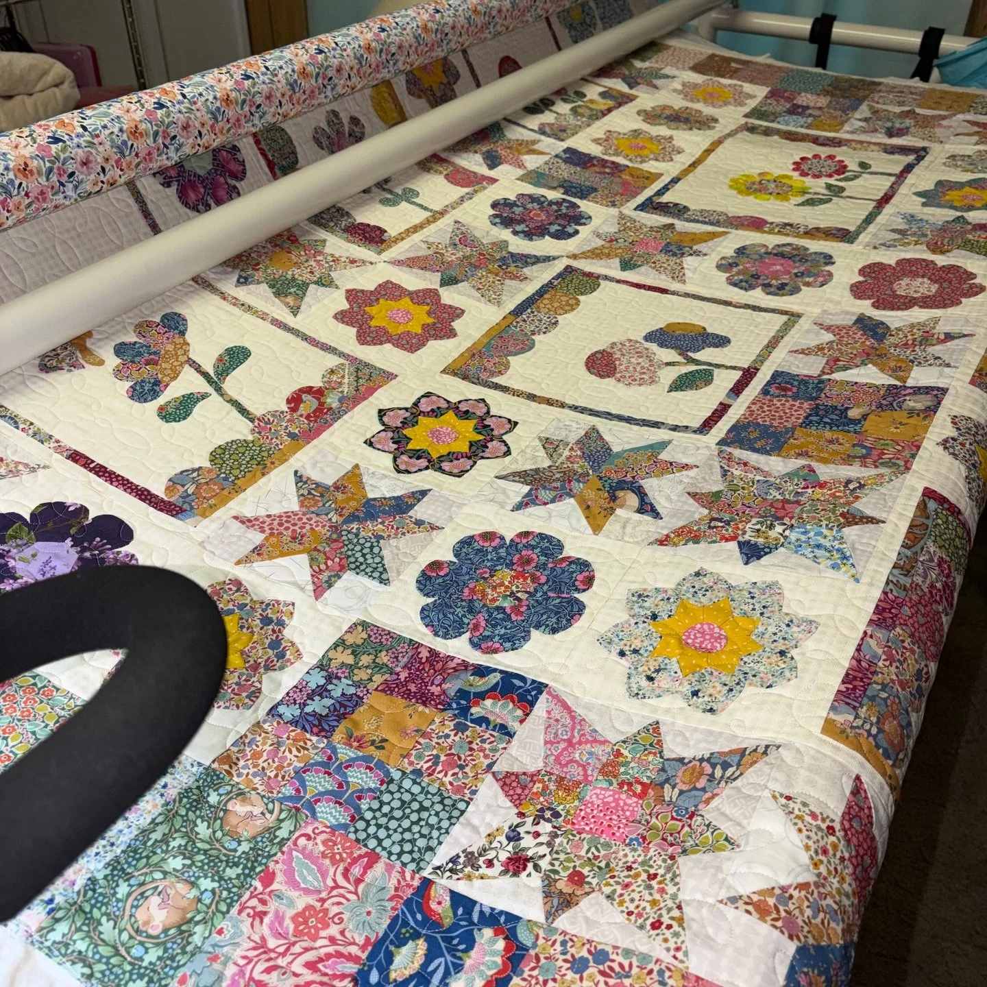 It's Freddie Friday!! 🎉🎉

Laura made this stunning hand-pieced quilt and I had the pleasure of quilting it! I love the vintage feel of it and how well Laura combined all kinds of fabrics.

She actually entered it in a local show and it got an honor