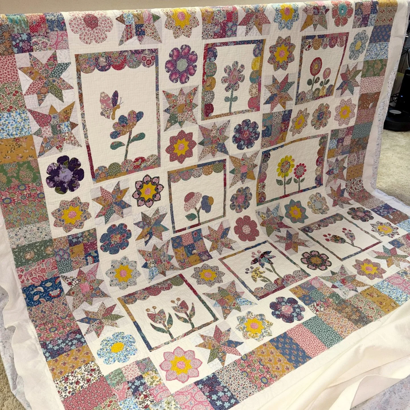 I have more photos of Laura's stunning quilt!! 

She chose an allover edge-to-edge for this one and it looks great!!

Quilt: Seasons by Sharon Burgess Lilabelle Lane Creations
Pantograph: Twisted Tatting

#pieceofhomequilts #pohquilts #glidethread #c