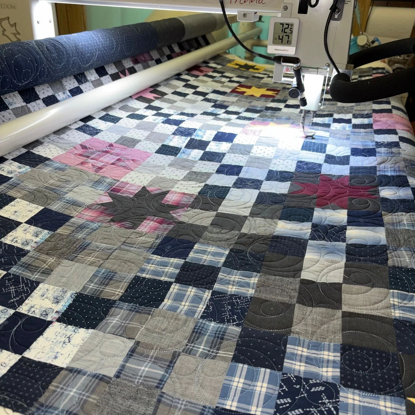 Lana is a master at upcycled quilts! She made this one out of shirts and it's FANTASTIC!!! The colors work so well together and it feels amazing!

This is the Campfire Glow pattern by @thencamejune

Maker: @lanamarieolson

#pieceofhomequilts #pohquil