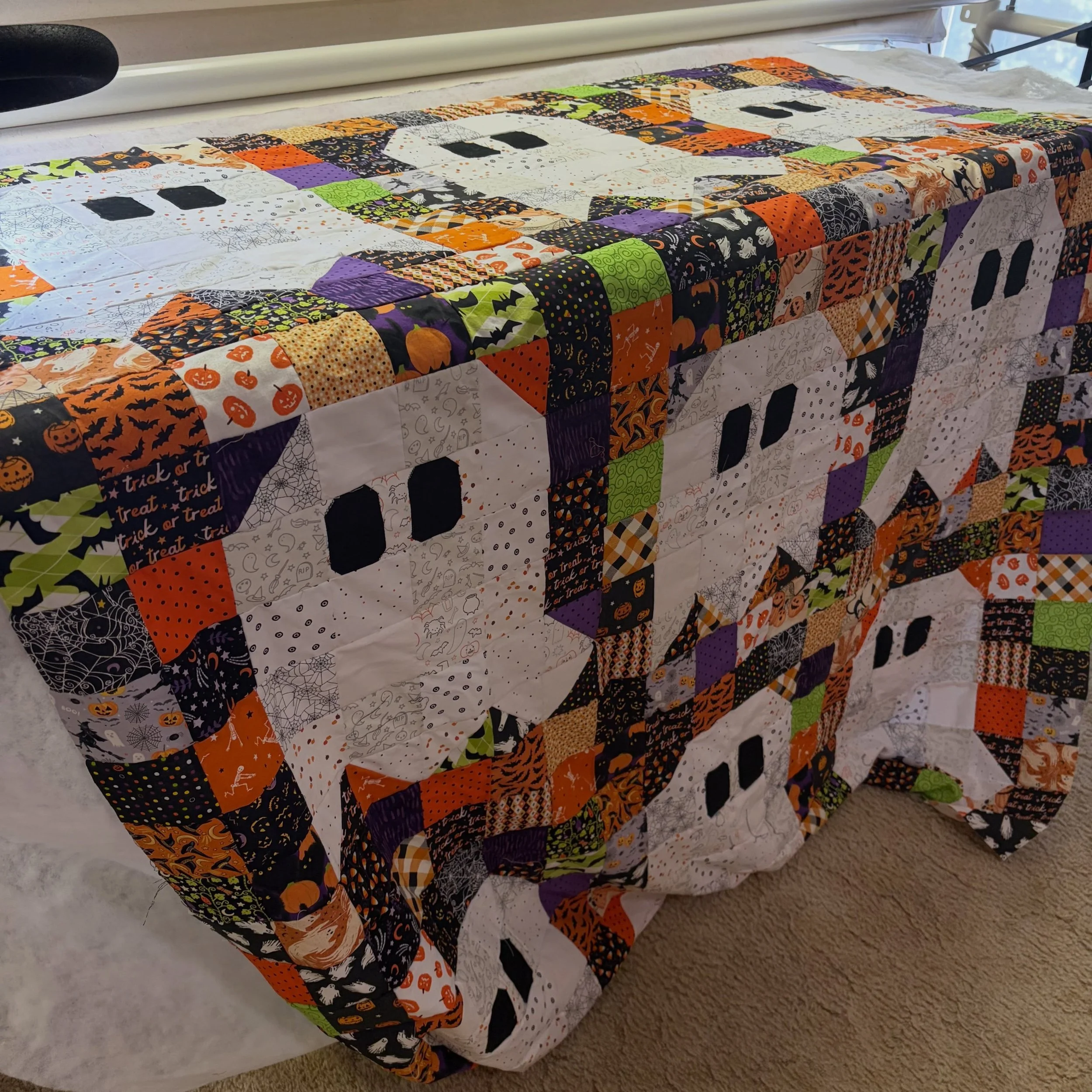 It&rsquo;s Freddie Friday!! 🎉🎉

I snapped this photo after I had just finished loading the quilt and it was too perfect to wait to share!

Freddie and I just finished quilting this quilt today for Maddi - a new client of mine.

Maker: Maddi @maddi.