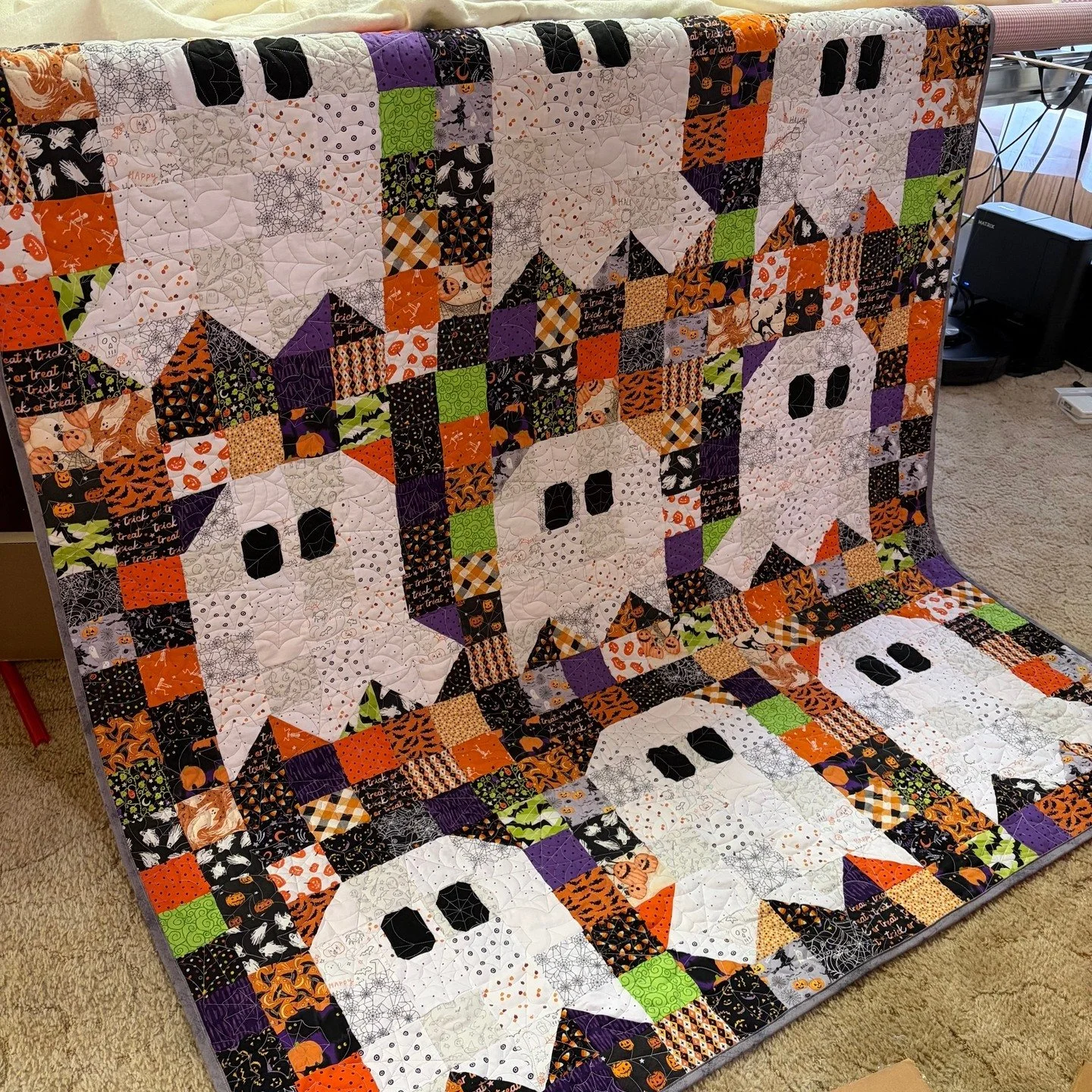 Maddi dropped off this adorable Halloween quilt for me to quilt and she made me want to make one! I love all of the different halloween prints and colors that she used!

For the quilting, she chose Spiderweb and it looks great on her quilt!!

She eve
