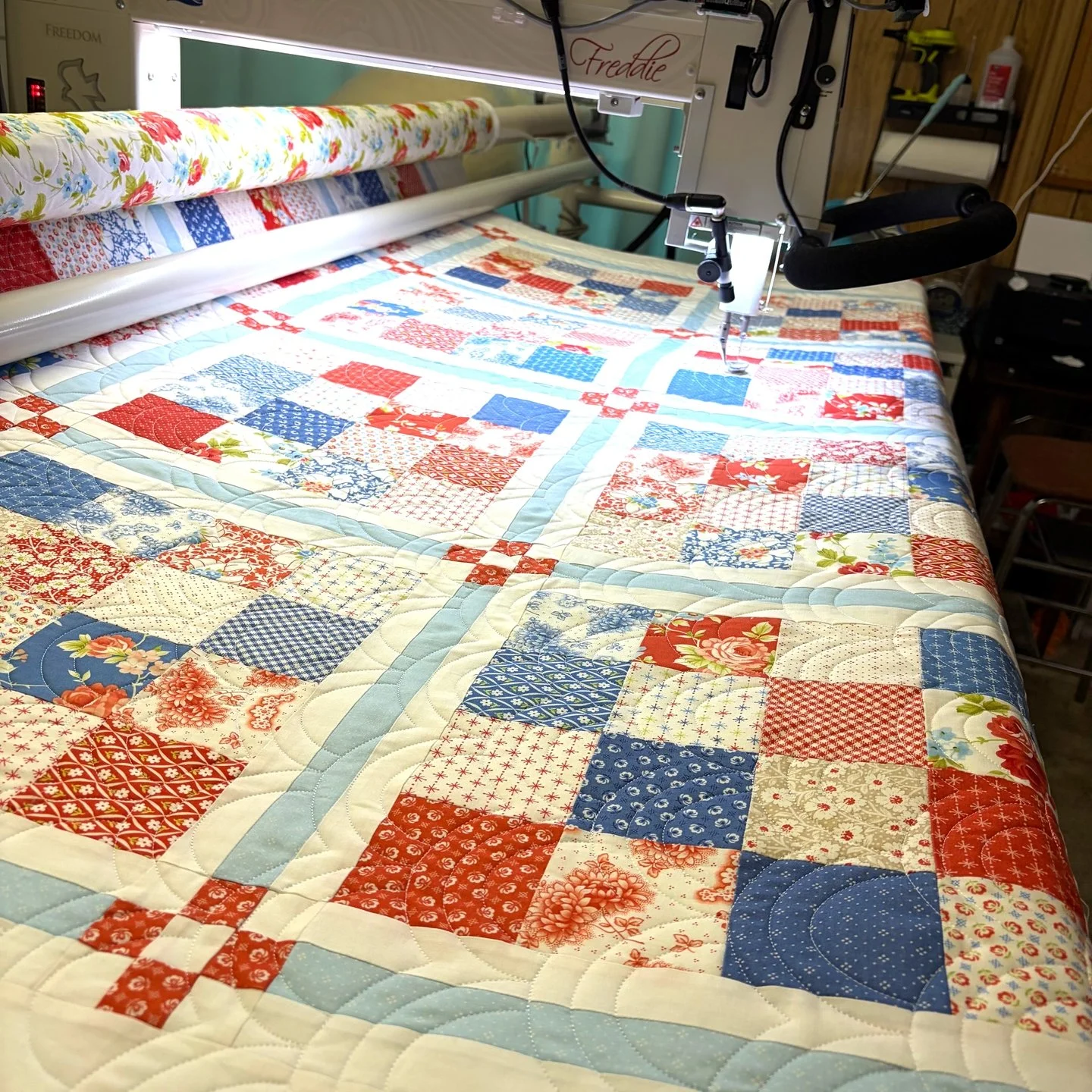 This is Janet's amazing Chamomile quilt! She sent it to me to quilt a few months ago and it has the perfect summer/4th of July vibes!

For the quilting, she chose Rolling Hills, and it looks great!! This is a panto that would look great on about any 