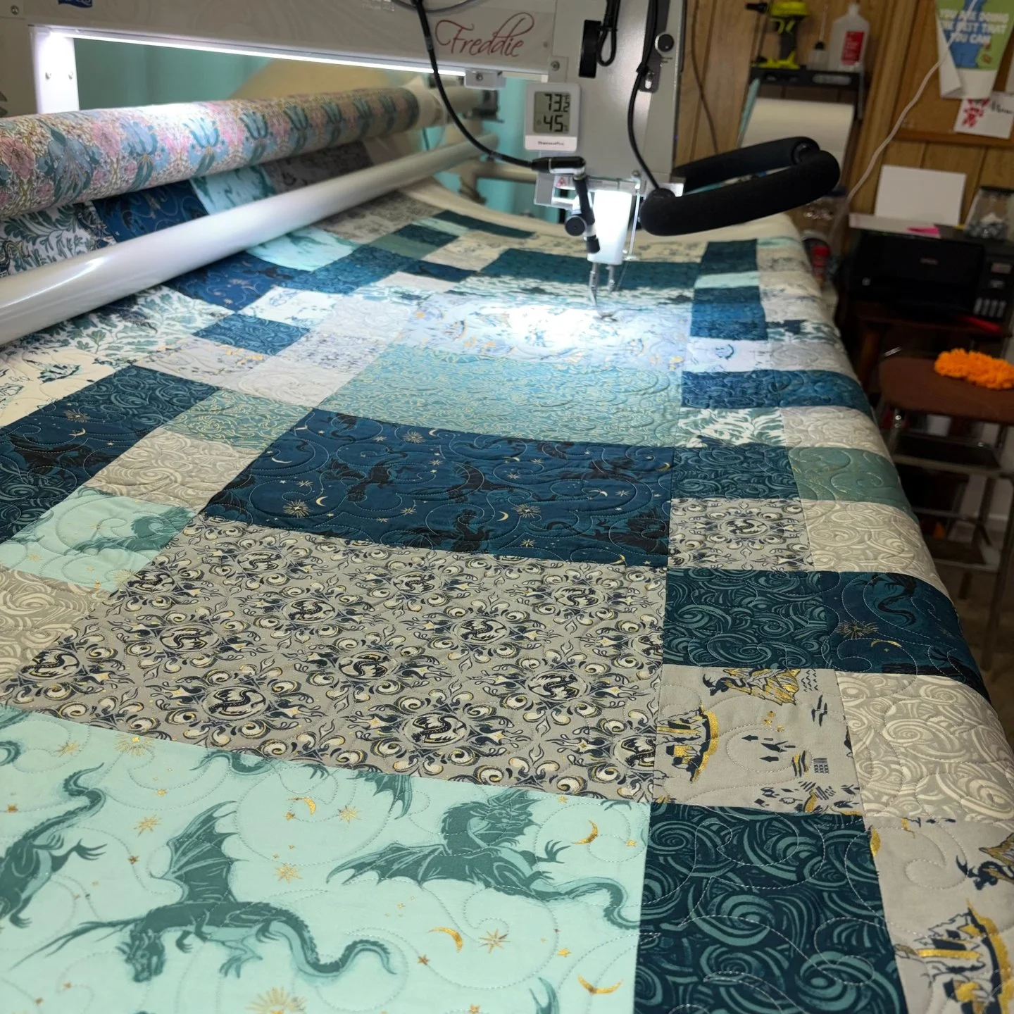 It's Freddie Friday!! 🎉🎉 

Marilyn made this beautiful quilt and I love how the larger cuts really allow the amazing prints to shine!

Thanks so much for letting me quilt this one for you, Marilyn!

Maker: Marilyn @Ritualwaters

#freddiefriday #pie