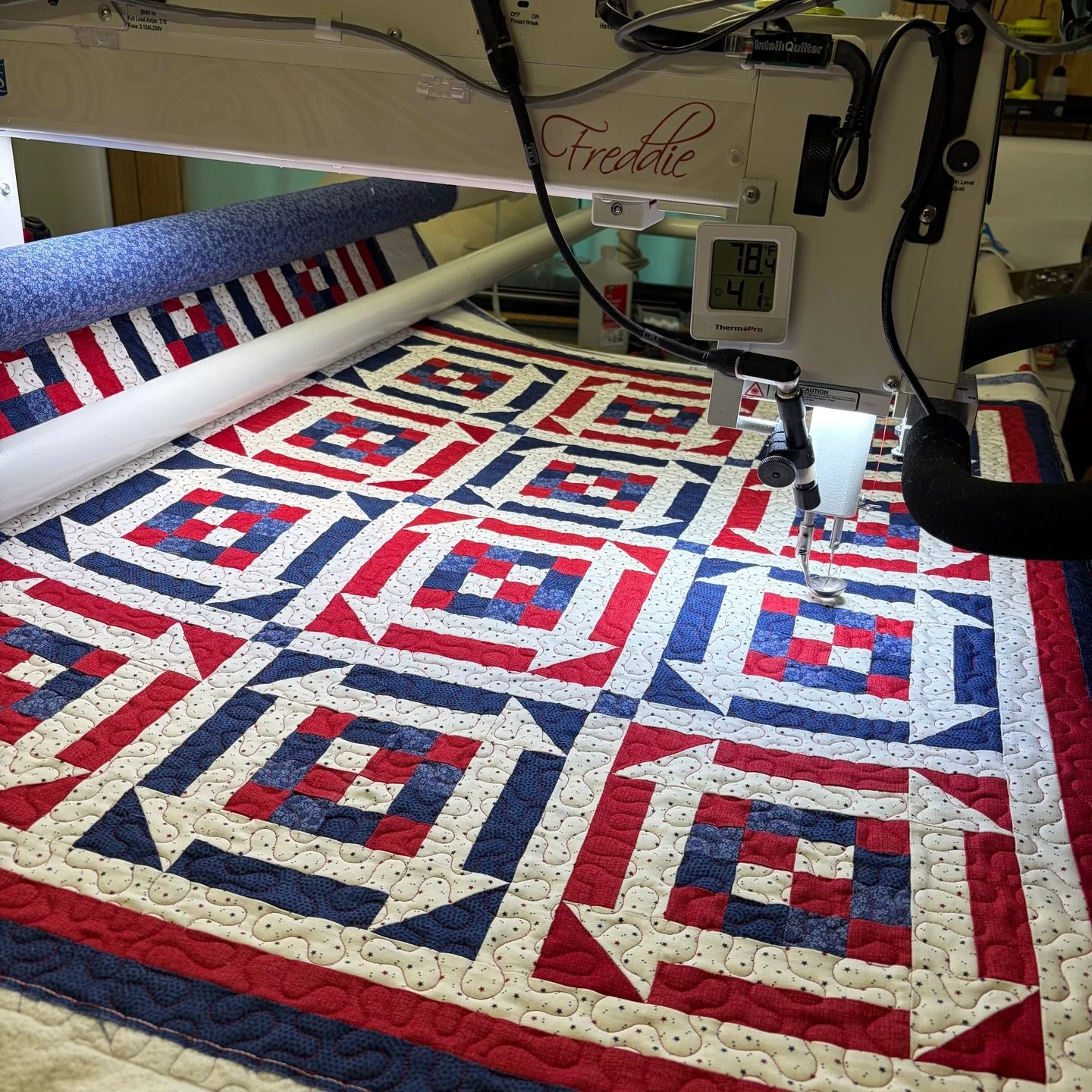Ellen made this amazing churn dash quilt and knew exactly what she wanted for the quilting! Ellen chose red thread and the Vendrande pantograph.

She brought it to our local quilt guild meeting and it was so fun seeing it again after quilting it!

Ma