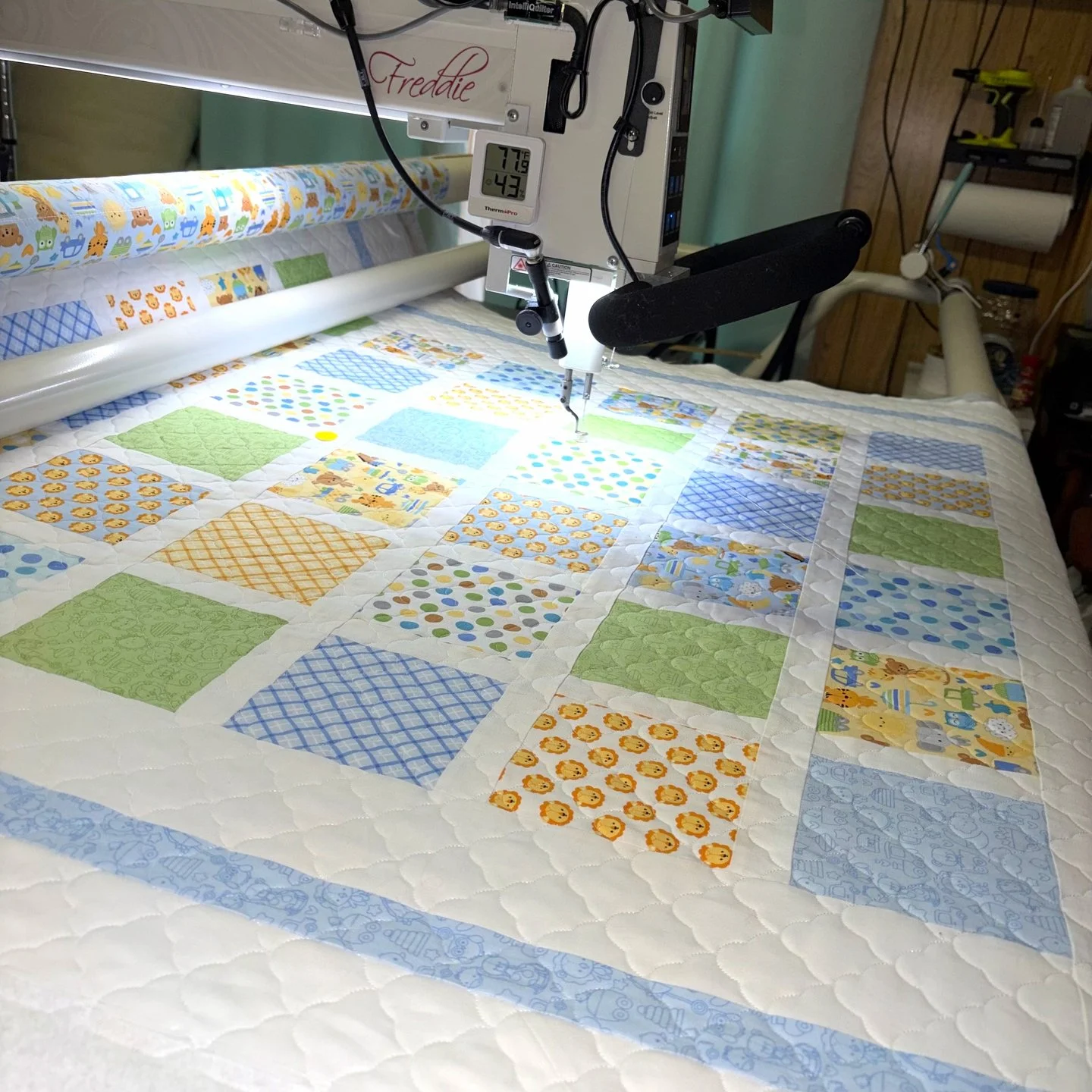 It's Freddie Friday!! 🎉🎉 

I loved getting to quilt Janet's sweet baby quilt! She made this one for her first grandbaby and you can feel the love and excitement that she put into it!!

Janet asked me to wait to share until the quilt was gifted and 