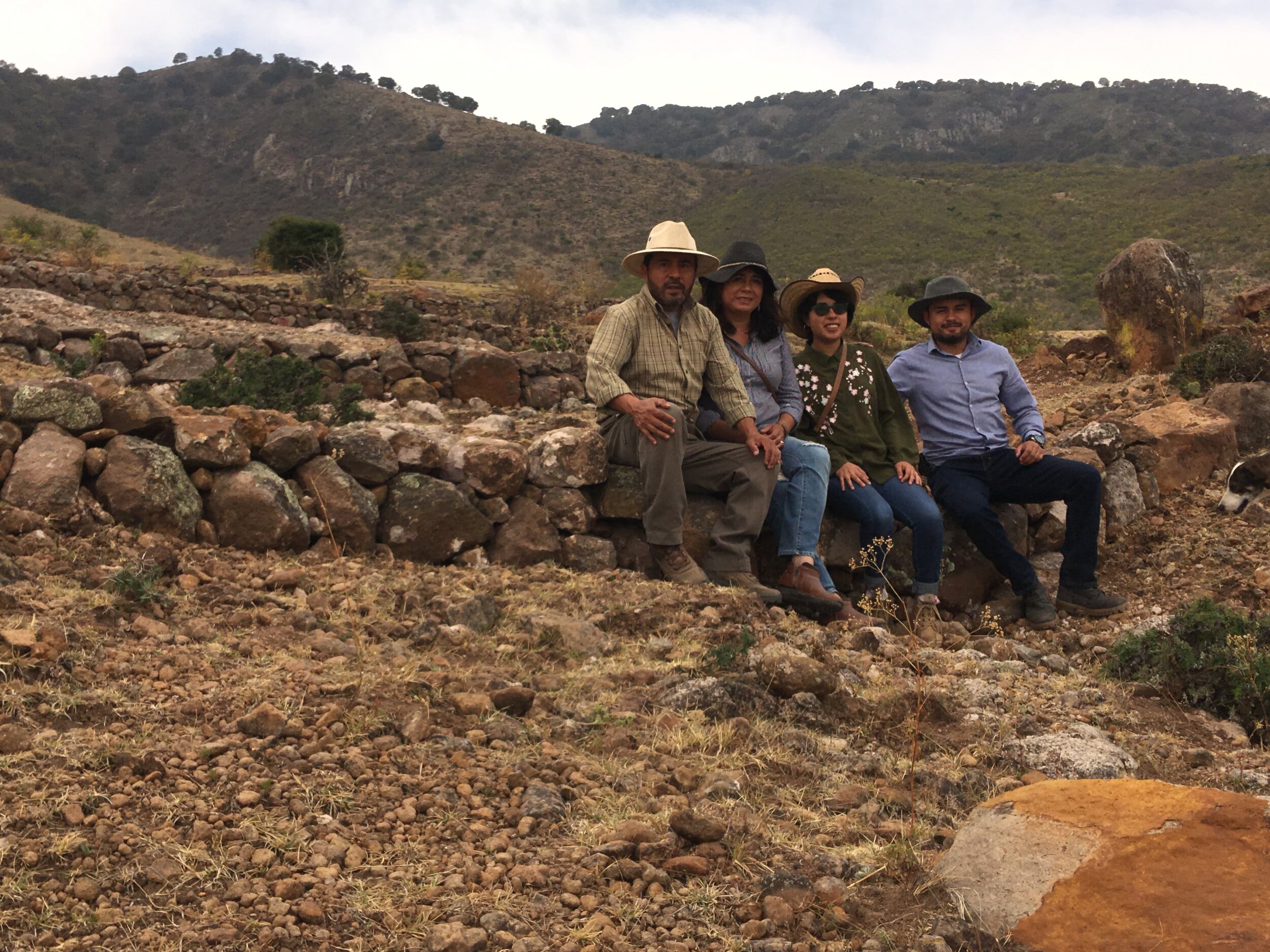 Con mi familia en obras de rehabilitación en microcuenca Doña Juana SMA