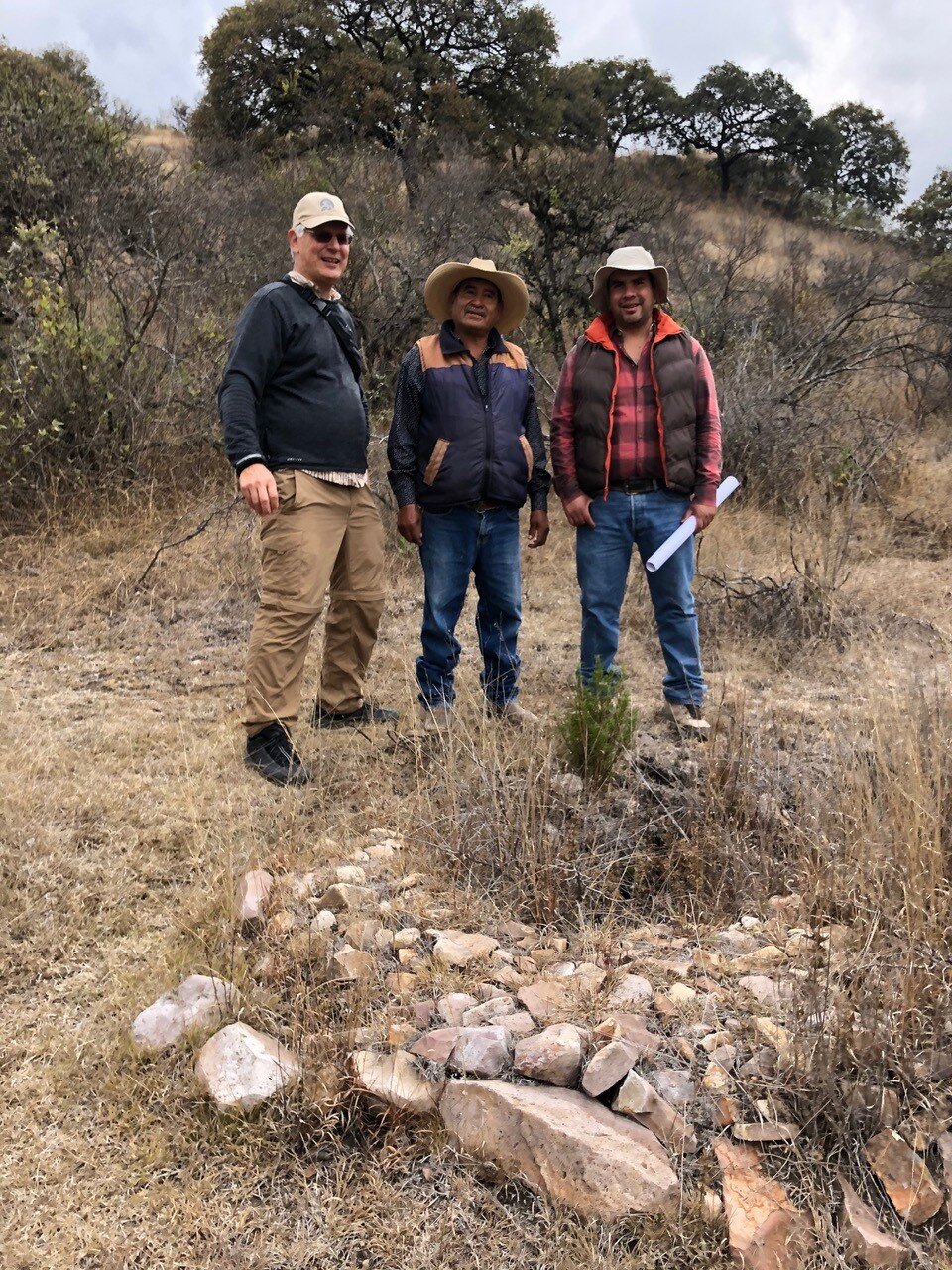  Chris, Benancio (líder de la comunidad de Agustin Gonzales) y Javier (Salvemos al Rio Laja) en el sitio de restauración de Las Tinajas cerca de San Miguel de Allende. 