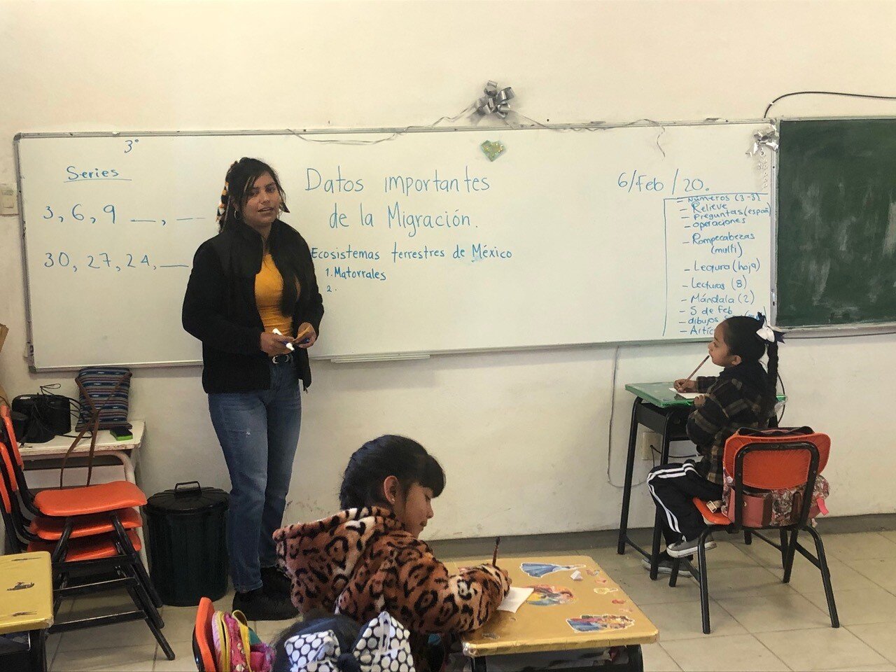  Paola Rangel enseña a los alumnos de segundo grado en San Franco sobre los ecosistemas en México utilizados por las aves migratorias. El proyecto de hermanamiento apoya la educación en ciencias naturales en 5 pares de escuelas "hermanadas" en las cu