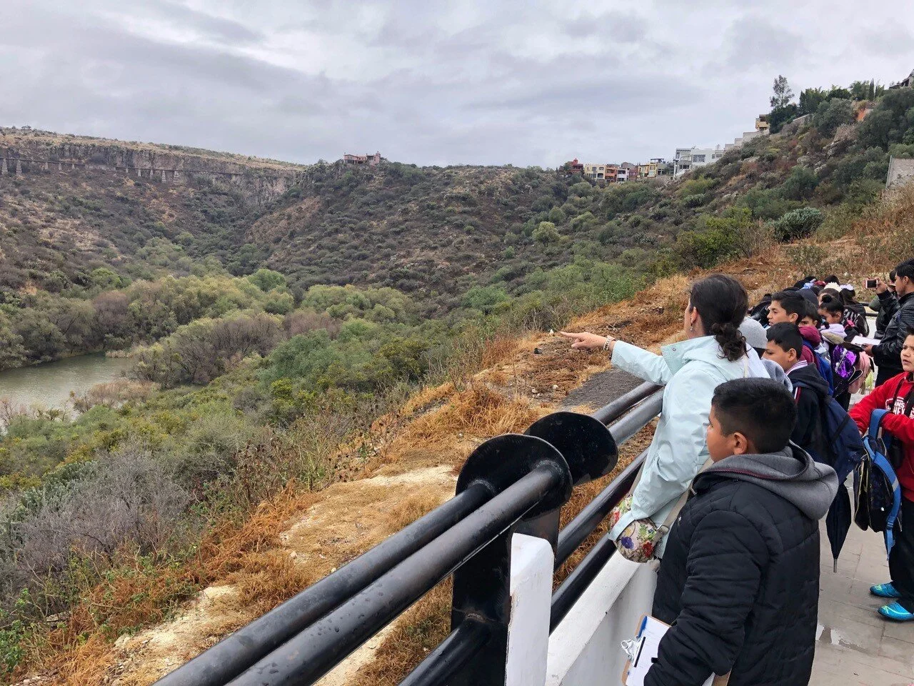  En colaboración con nuestro socio Audubon de México, Chris ayudó con una excursión para alumnos de 5º grado en la Escuela Fernando Montes de Oca. Audubon de México apoya a un especialista en educación para enseñar ciencias naturales a alumnos de qui
