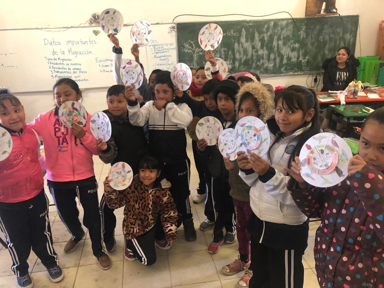  Los estudiantes de segundo grado de San Franco muestran con orgullo su proyecto de aves migratorias. 