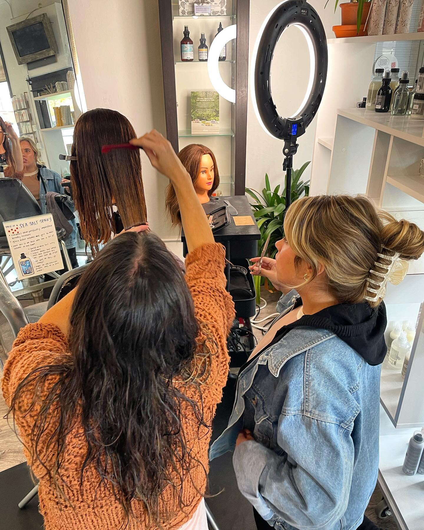 This is what a cosmology apprenticeship looks like at The Parlor 🤍
@atarashii_apprentice_program 
-
-
-
-
-
-
#thetacomaparlor #theparlor #sthelensave #tacomasalon #tacomahair #tacomahairstylist #tacomahaircolor #tacomafullfoil #tacoma #downtowntaco