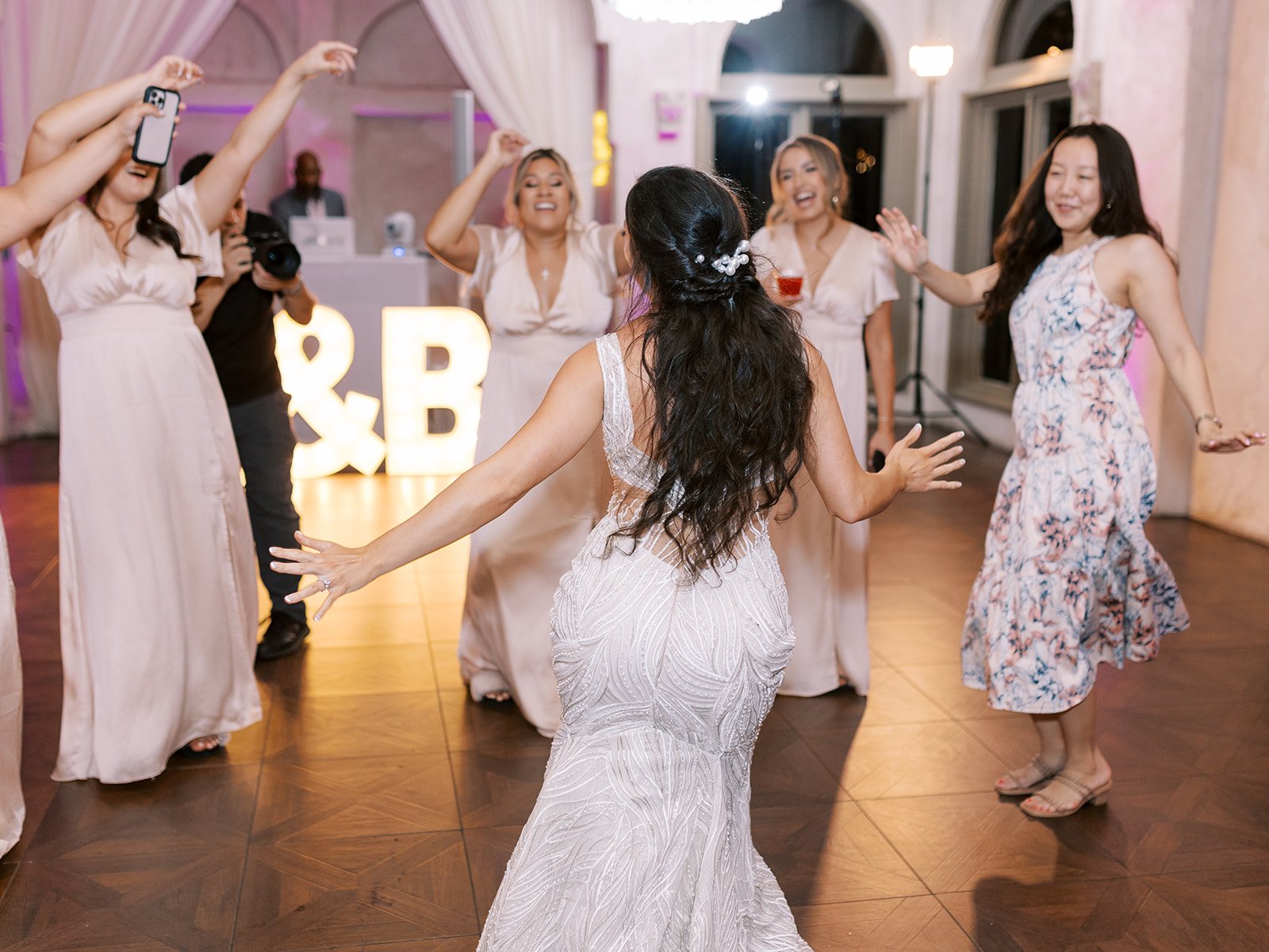 Cake table streamer wall wedding34.jpg