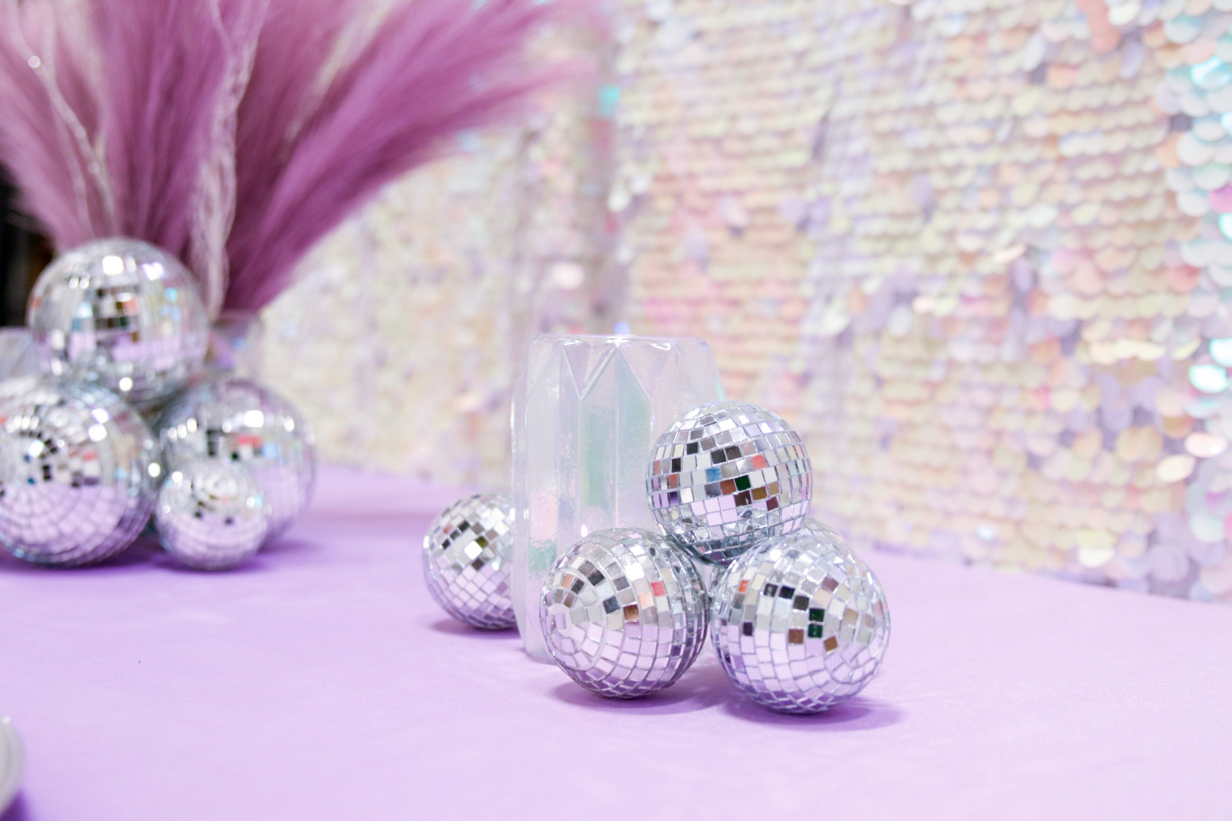 21 Sparkling Disco Ball Décor Ideas For Winter Parties - Shelterness