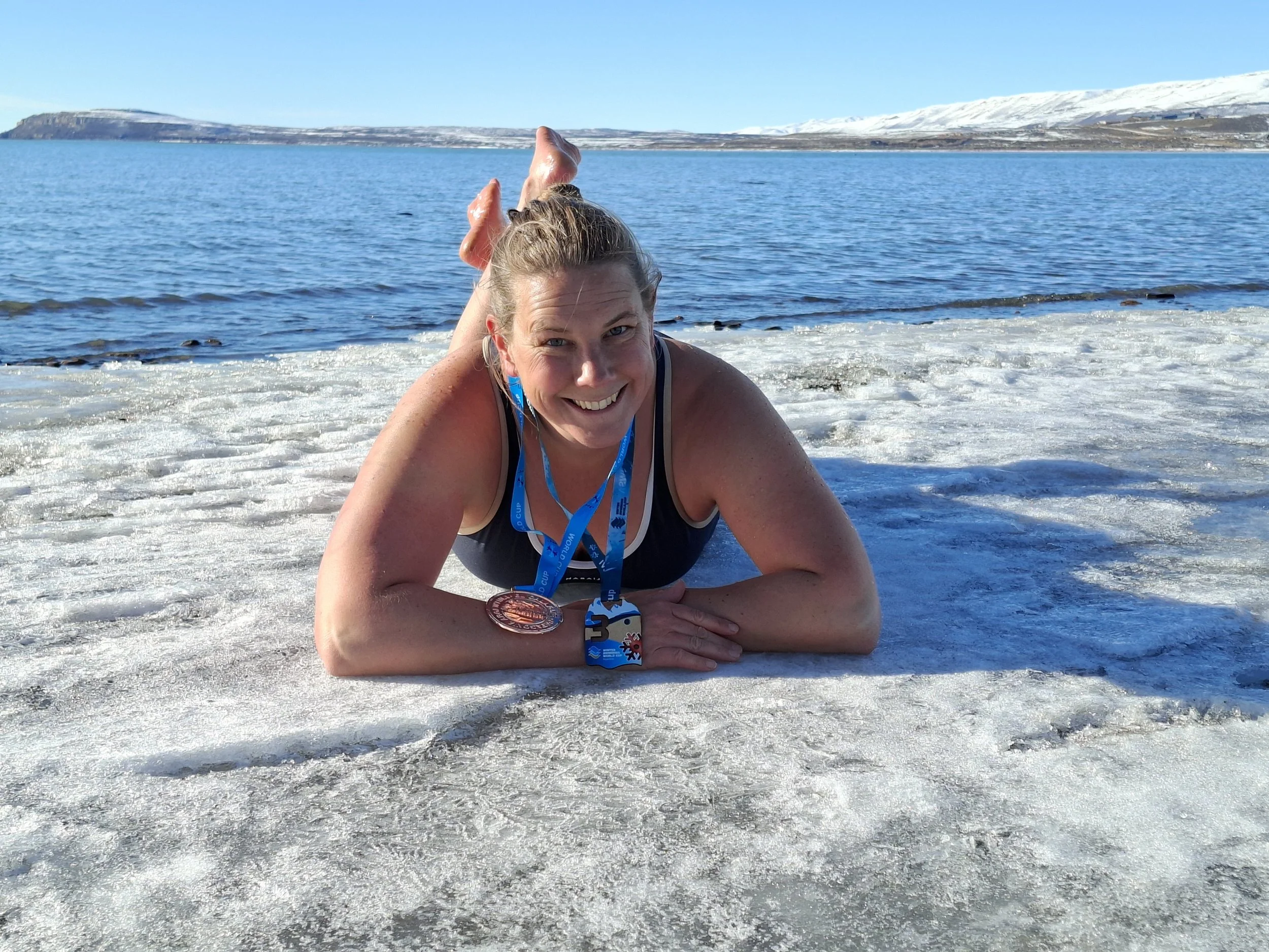 Cooles Festhalten des Winterschwimmerfolgs.