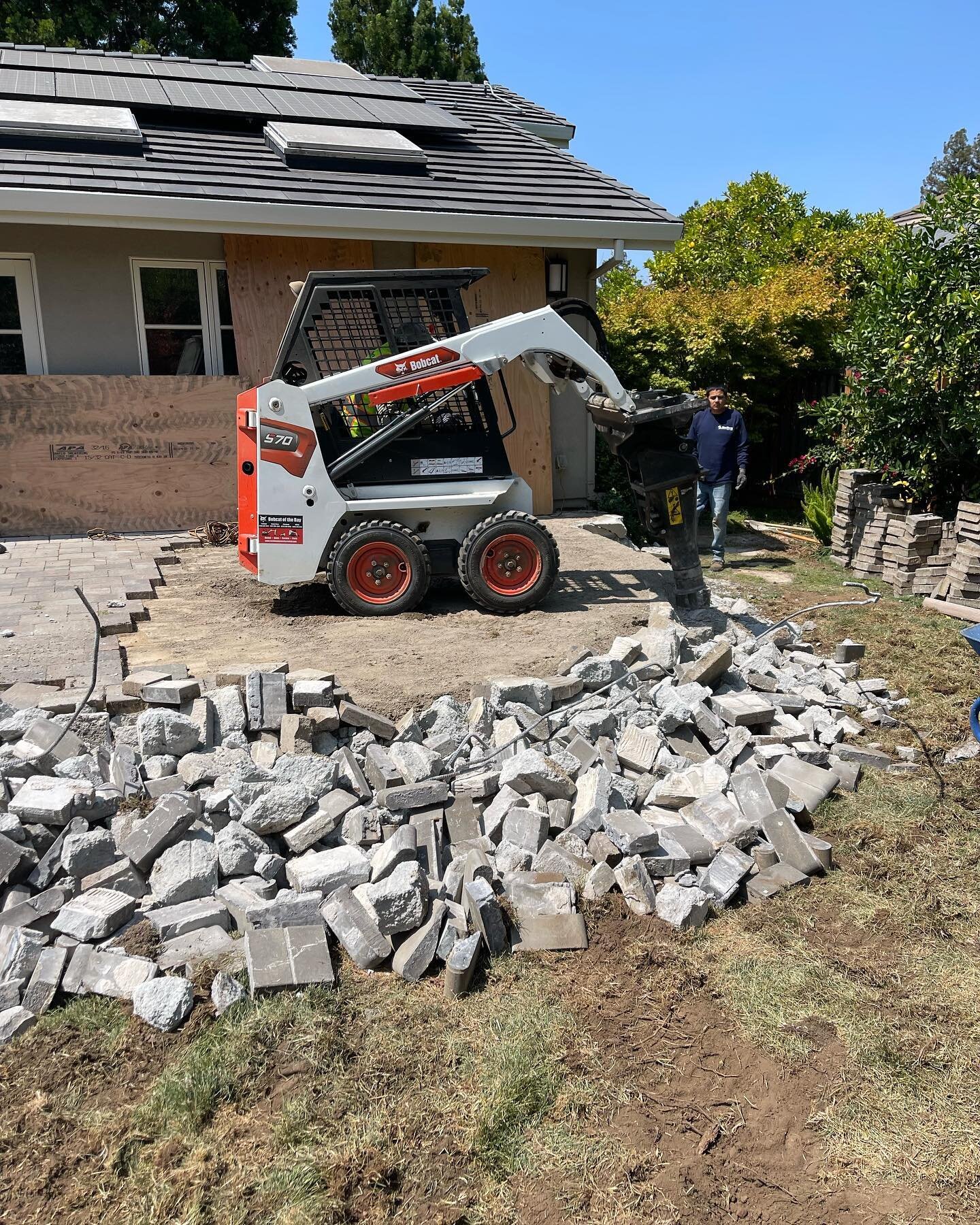 ...and the demo begins at our new project in Los Altos, CA 🚧
&bull;
&bull;
&bull;
#landscapearchitecture #firepit #dreamhome #beforeandafter #landscapedesign #contemporarydesign #beauty #landscapeconstruction #californialandscape #construction #cust
