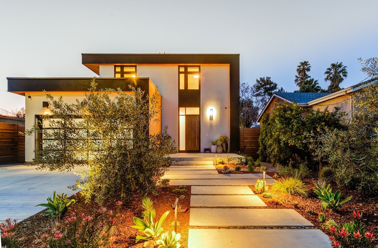 Nothing says &ldquo;welcome home&rdquo; like the magnificent view this Mountain View home gives, exuding beauty and style. 🔥😍

design by: @keithwilliglandscape 
📸: @trevejohnsonphotography 
&bull;
&bull;
&bull;
#landscapephotography #landscaping #