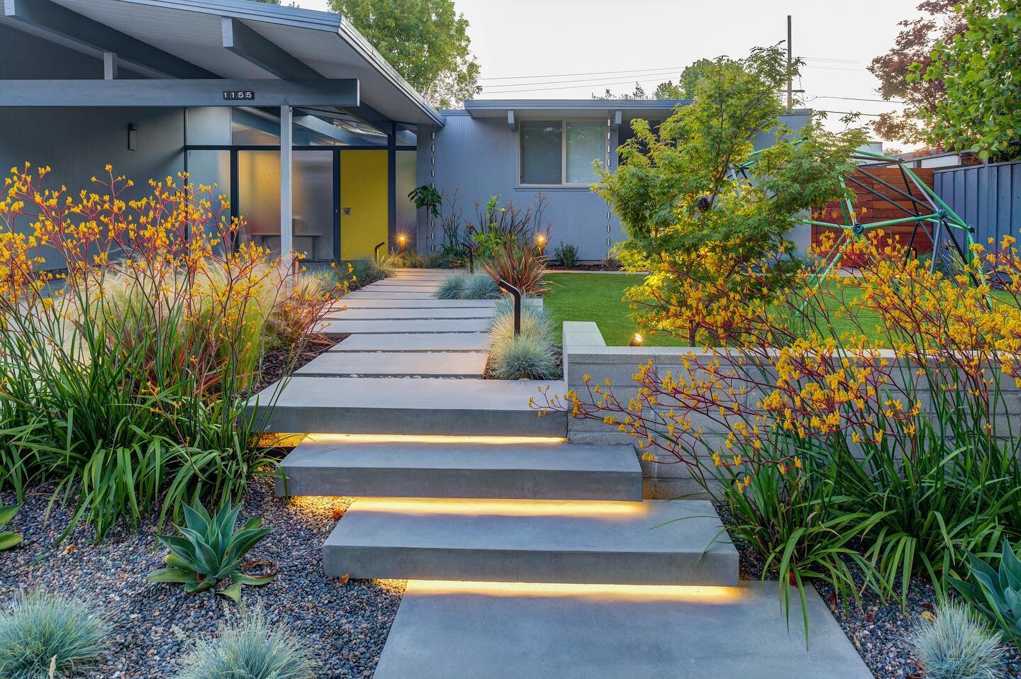 A floating concrete staircase in a mid-century modern Eichler house exudes style and personality. 🏡😏
&bull;
&bull;
&bull;
&bull; 📷 @trevejohnsonphotography 
&bull; LA: @canopydesignstudios 
&mdash;&mdash;&mdash;&mdash;&mdash;&mdash;&mdash;&mdash;&