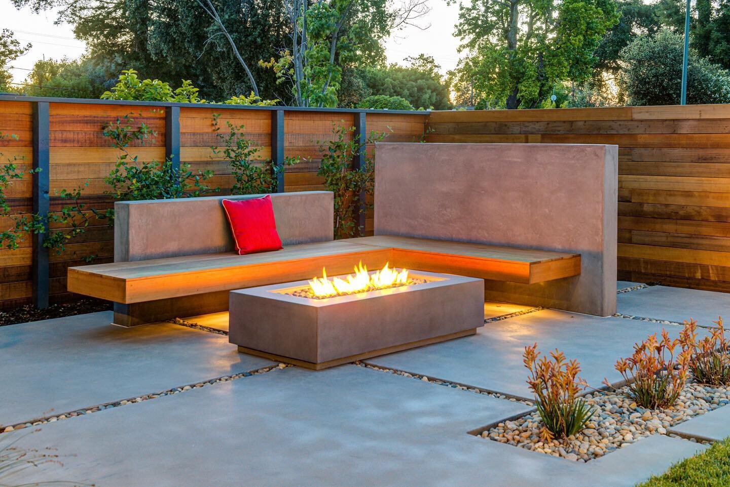 A truly enchanting space to enjoy evenings year round must include a fire pit and nature throughout. 🌅😍
&bull;
&bull;
&bull;
&bull; 
📷 @trevejohnsonphotography 
LA: @birchriverdesign 
&mdash;&mdash;&mdash;&mdash;&mdash;&mdash;&mdash;&mdash;&mdash;