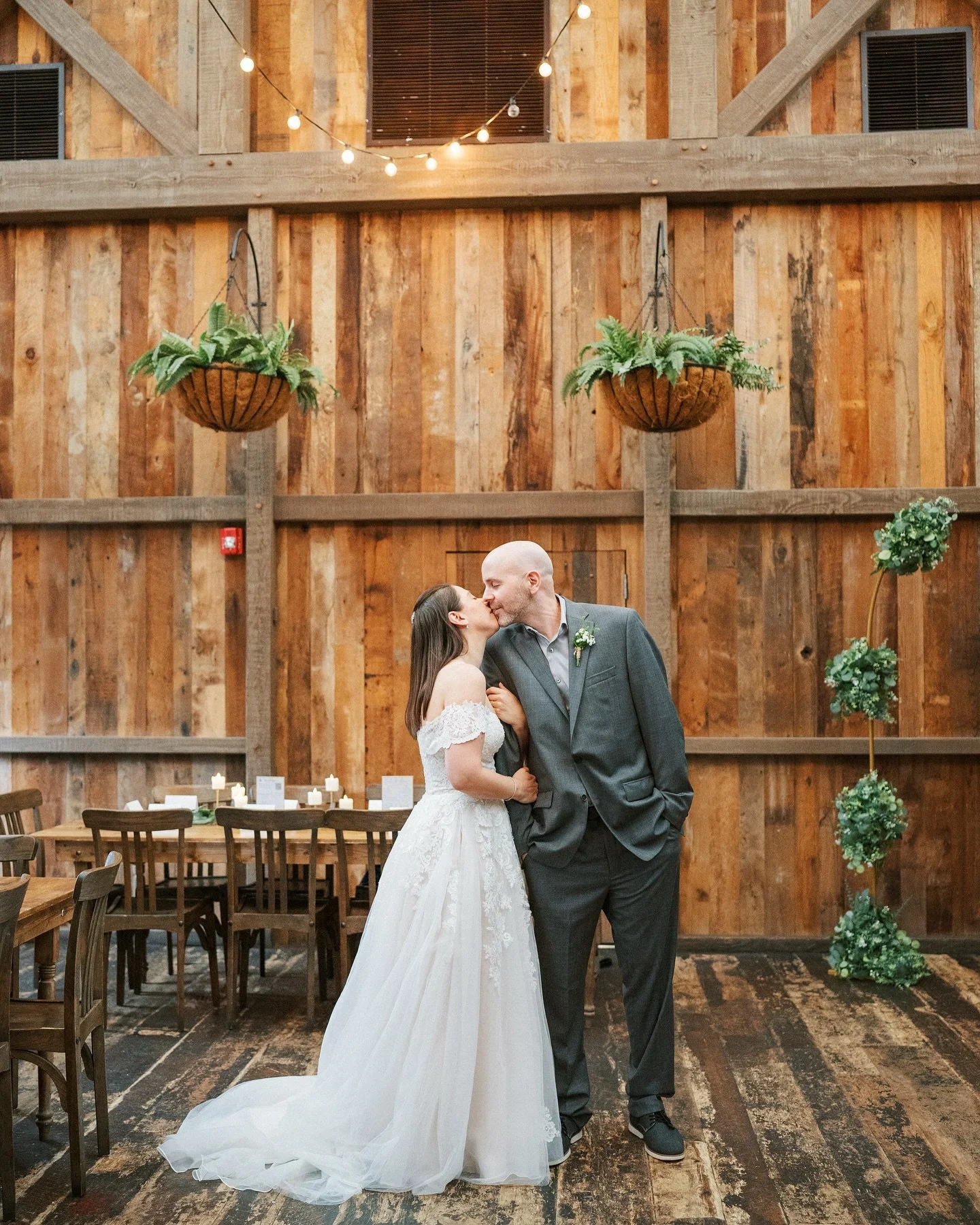 Say &lsquo;I do&rsquo; at The Barrow House with a stylish, cocktail-style wedding! 
✨ Our new packages are perfect for couples who want a fun, intimate, and elegant celebration. 🥂💕 Ready to start planning? Reach out to Melissa at m.ortez@skoposhosp