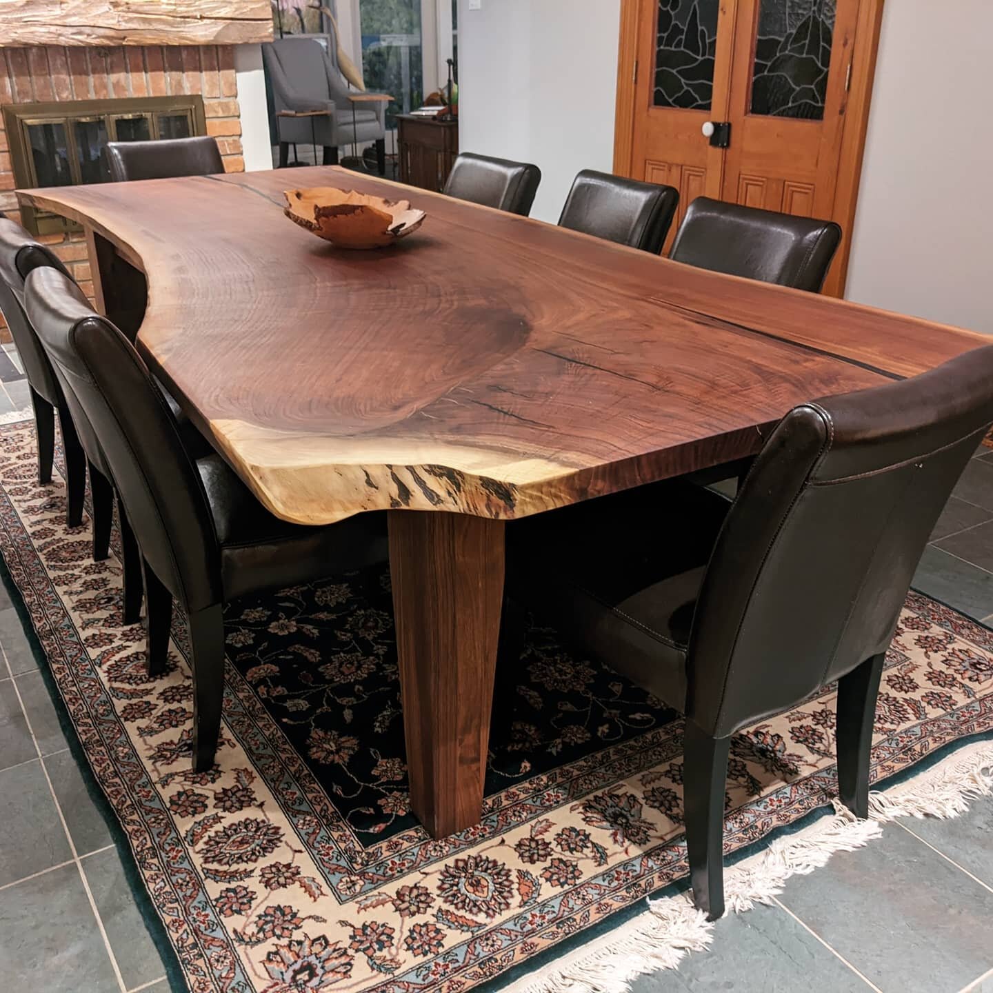 This single slab walnut dining at home in a beautiful Georgian Bay dining room!

#walnut #walnutwood #woodworking #epoxy #epoxyresin #design #georgianbay #georgianbayliving #georgianbaydesign #cottage #cottagelife #cottagedesign #interiordesign #live