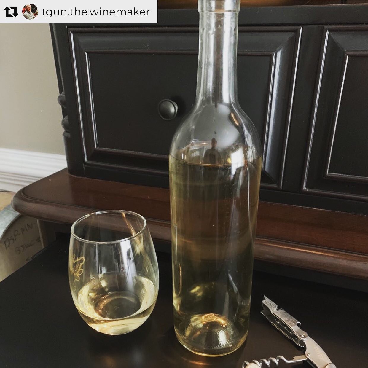 Repost from @tgun.the.winemaker
&bull;
I bottled a small portion of my Bordeaux-style white wine with 2/3 Sauvignon Blanc and 1/3 Semillon from Washington (calling it &ldquo;WA Blanc&rdquo;) to share among family and friends! Thank you Wine Grapes Di