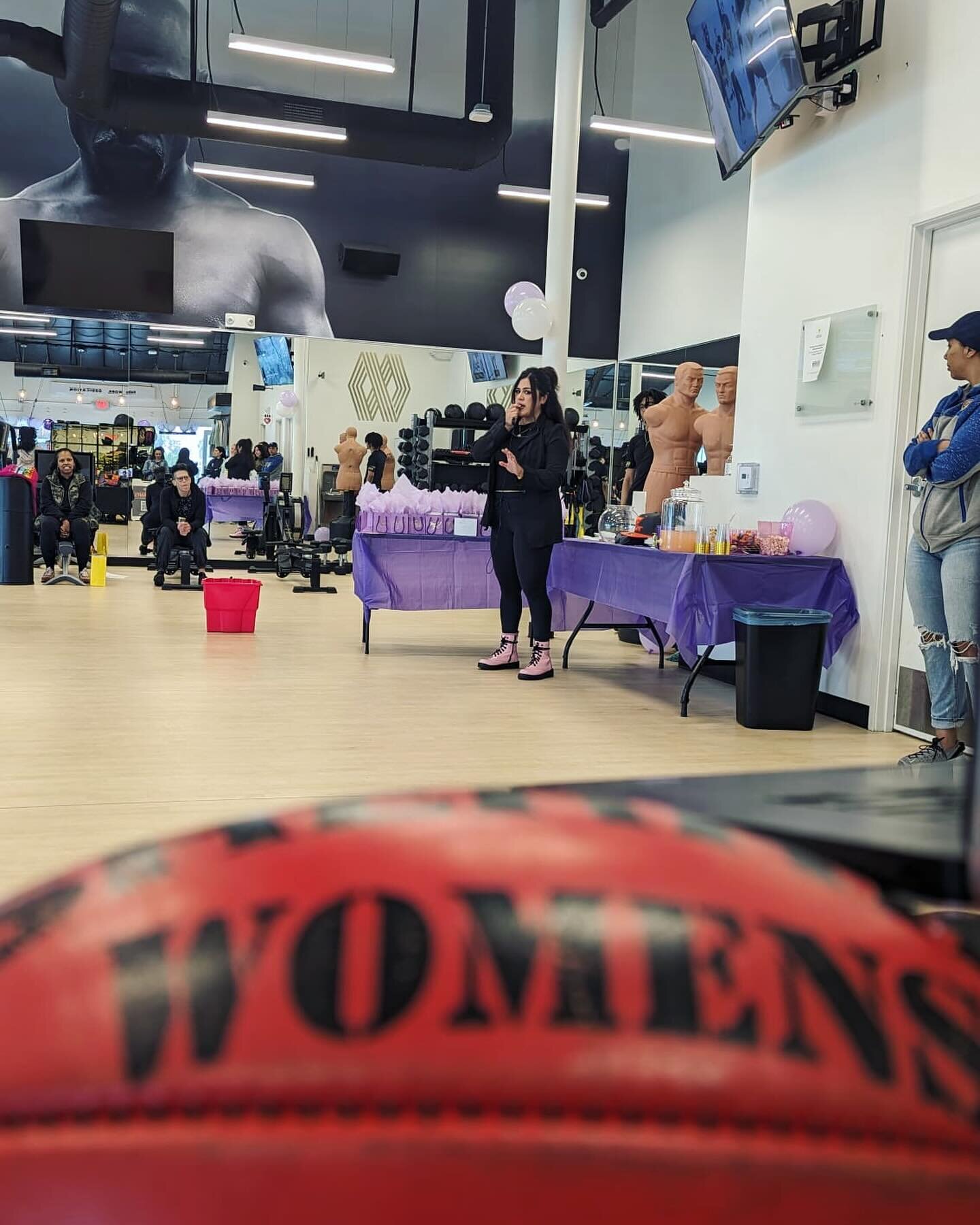 Couple of pics from our @mayweatherfitlongbeach outreach over the weekend! 🥊👩&zwj;🦳🏉

#ocgiants #2024season