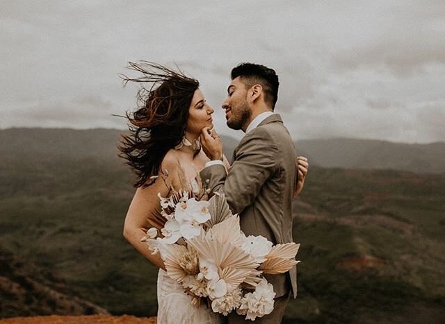 Literally blown away by this photo. 📸 @taytesvichphoto .
.
.
.
.
Workshop: @henrysdiary @heydarlingworkshop 
Design &amp; Styling: @rainandpines
Florals: @rustedvaseco 
Calligrapher: @krisannaelizabeth 
HMUA: @pacific_brides 
Dress Shop: @thedressth