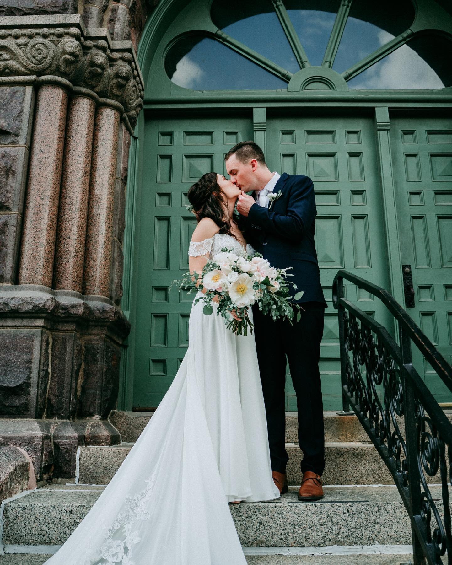 I definitely have NOT posted enough of @rachaelandersen &amp; @steve_m_payne&rsquo;s awesome day. I just realized when I posted their sneak peeks while back,  Instagram went wonky and posted duplicates of the same photo. We can&rsquo;t have that! 
Ke