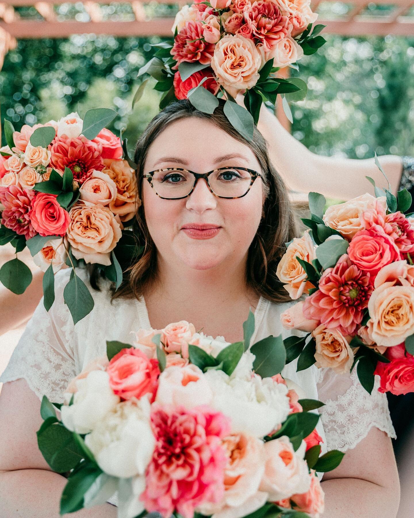 Look at @jessicaleighhilton being super beautiful and lovely and wow, this looks very midsummer doesn&rsquo;t it? 💐 
.
.
.
#omahaweddingphotographer #nebraskaweddingphotographer #omahaengagementphotographer #nebraskaengagementphotographer #chicagowe