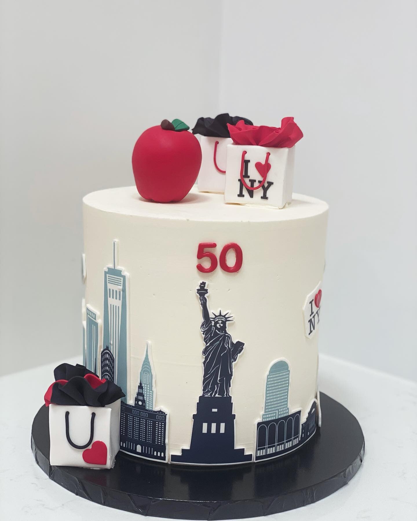 Celebrating New York style &hellip;.
#cakescakescakes #birthdaydecor #cakesoﬁnstagram #letscelebrate #cakesofmelbourne #edibleimagecake #chocolatemudcake #bakedfresh #letseatcake #cakesmadewithlove
