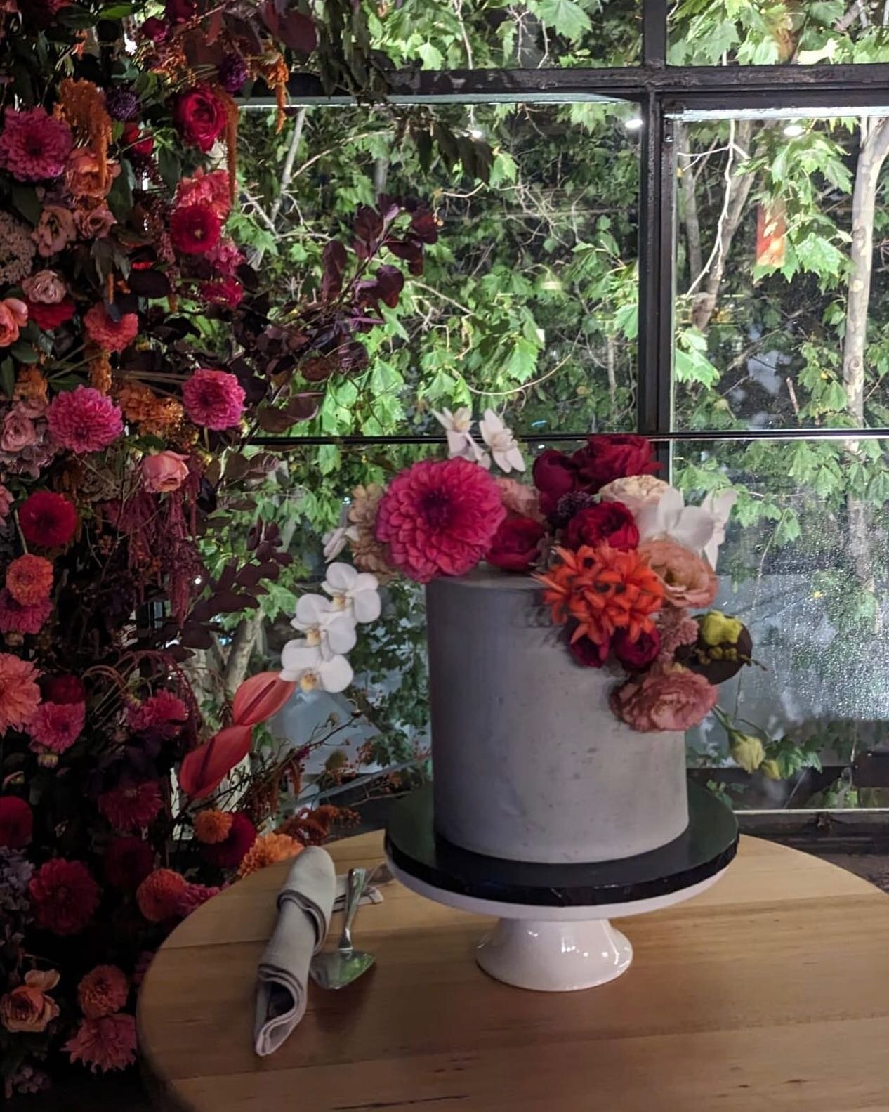 Wedding cake inspiration&hellip;.beautiful florals by @northst @thepanamadiningroom 
#weddingflowers #weddingcakeinspiration #melbournewedding #weddingcakeflowers #weddinglove #weddingdecorideas #weddingcakedesigner #weddingcakesofinstagram #cakecake