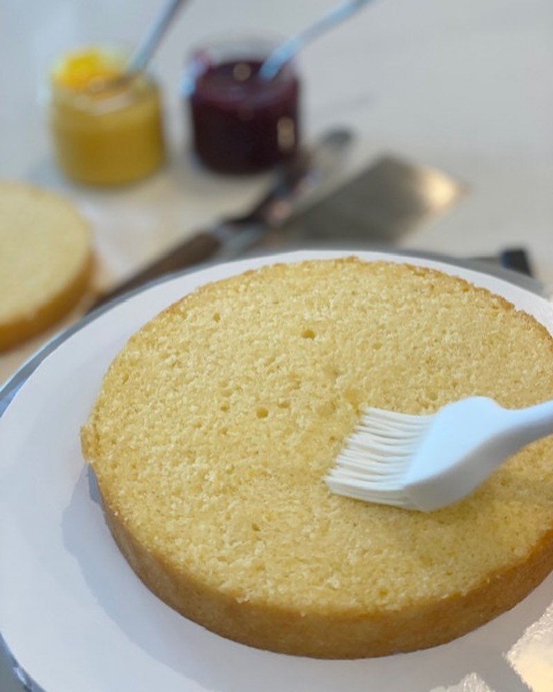 My lemon cake soaked in a lemon syrup and filled with a Swiss meringue buttercream, lemon curd and raspberry coulis&hellip;.are you drooling? #cakescakescakes #cakedesigners #melbournecake #instagramcake #buttercreamcakes #lemoncakes #melbournecakede