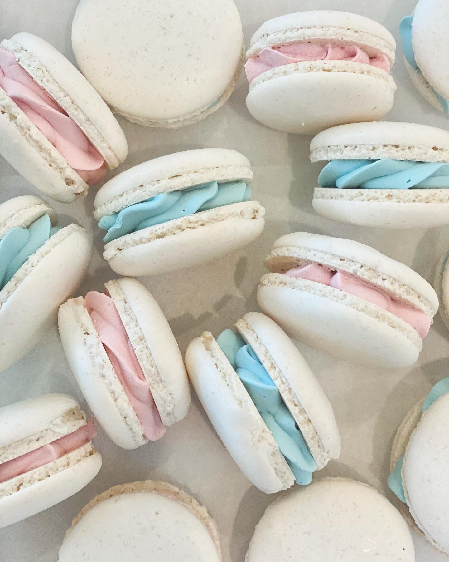 Macarons for a gender reveal cake that went out the door today&hellip;what will baby bee? #genderrevealcake #macaronlover #macaronart #melbournebaker #melbournecake #cakescakescakes #melbournemacarons #italianmacarons #instamacarons #genderrevealcake