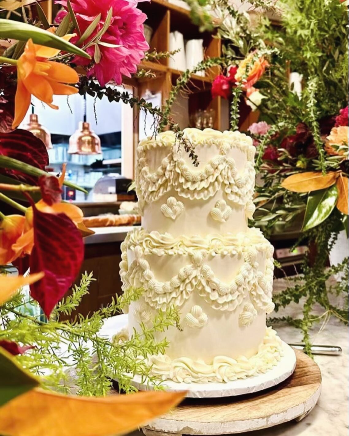 Sitting pretty amongst those blooms, vintage wedding cake bliss! #vintageweddingcake #weddingcakeideas #weddingcakeinspiration #melbourneweddingvenues #melbourneweddingcakes #melbournecake #weddingflowersinspiration #buttercreamcakedesign #weddingcak