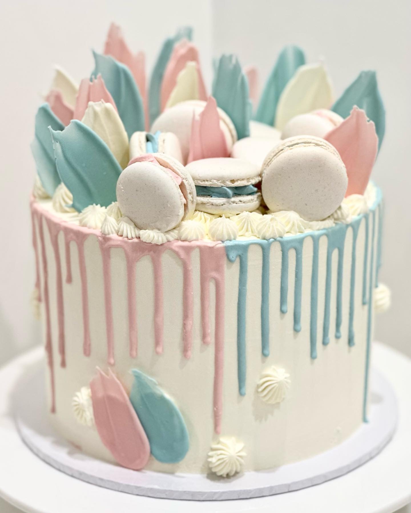 To know the gender of a baby before the &ldquo;parents to be&rdquo;  do is a level of trust that I feel very privileged to given. My client&rsquo;s obstetrician email me these details so I could create this gender reveal cake for them. Unfortunately 