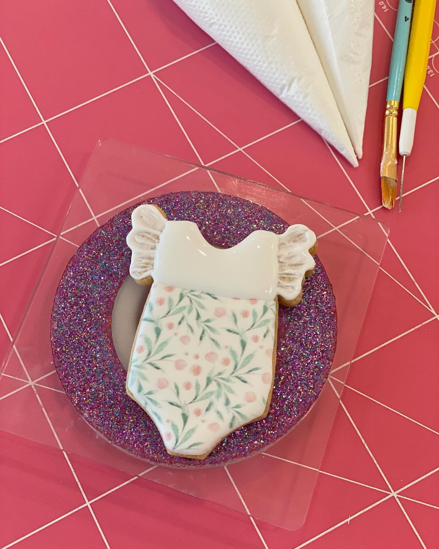 Working on the detail&hellip;.. #babyfavours #babyshower #babyshowerideas #babycookie #vanillacookies #royalicingcookies #royalicingcookiesart #eddie_edibleinkprinter #instagramcookies #letseatcookies #cookiesmadewithlove