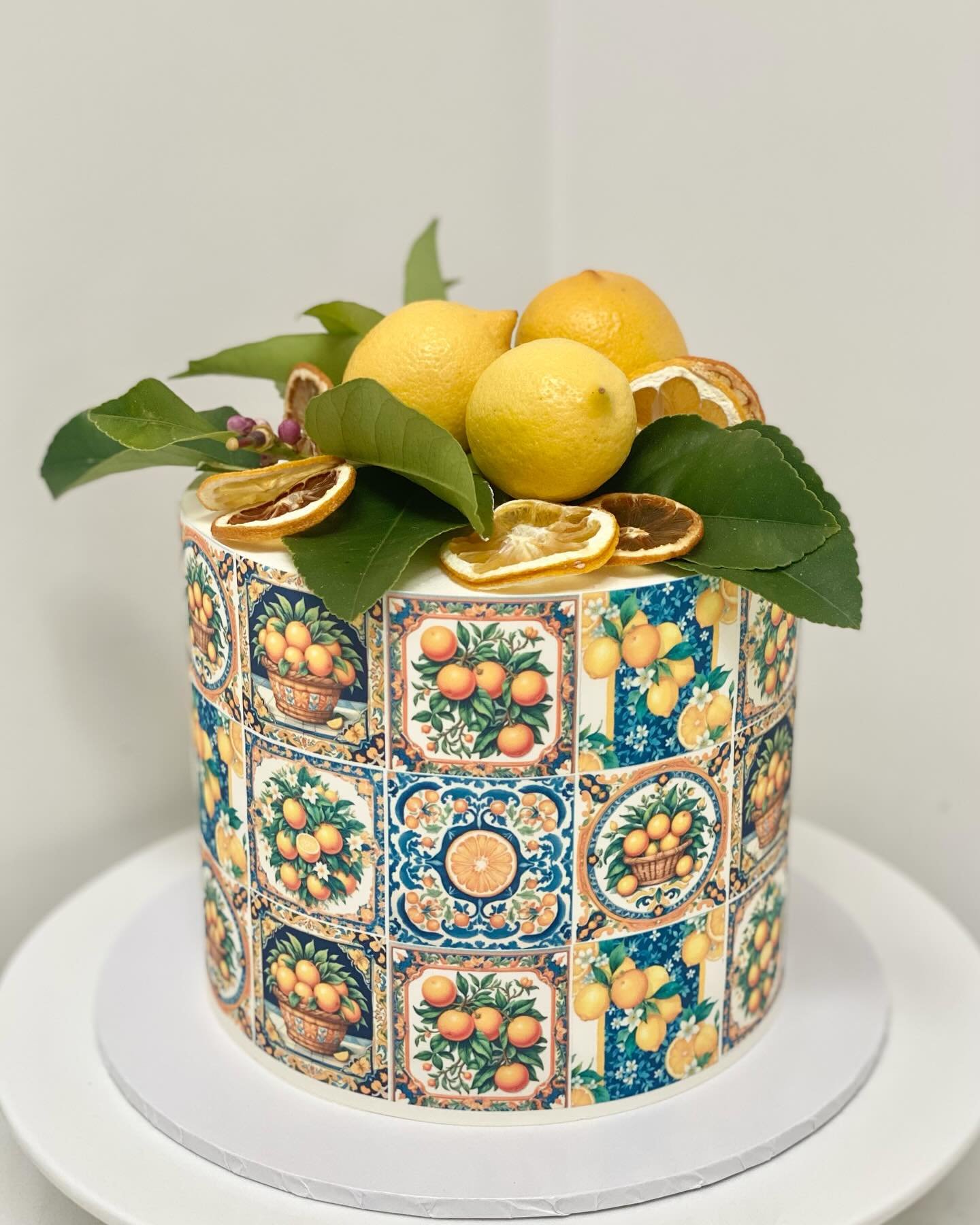 Love this vibe. Beautiful cake wrap by @zaharibydina #melbournecakes #cakescakes #cakescakescakes #melbournecakedecorator #buttercreamcakes #instagramcakes #cakedesigns #letseatcake #cakesmadewithlove 

Cake details:Orange cake soaked in an orange sy